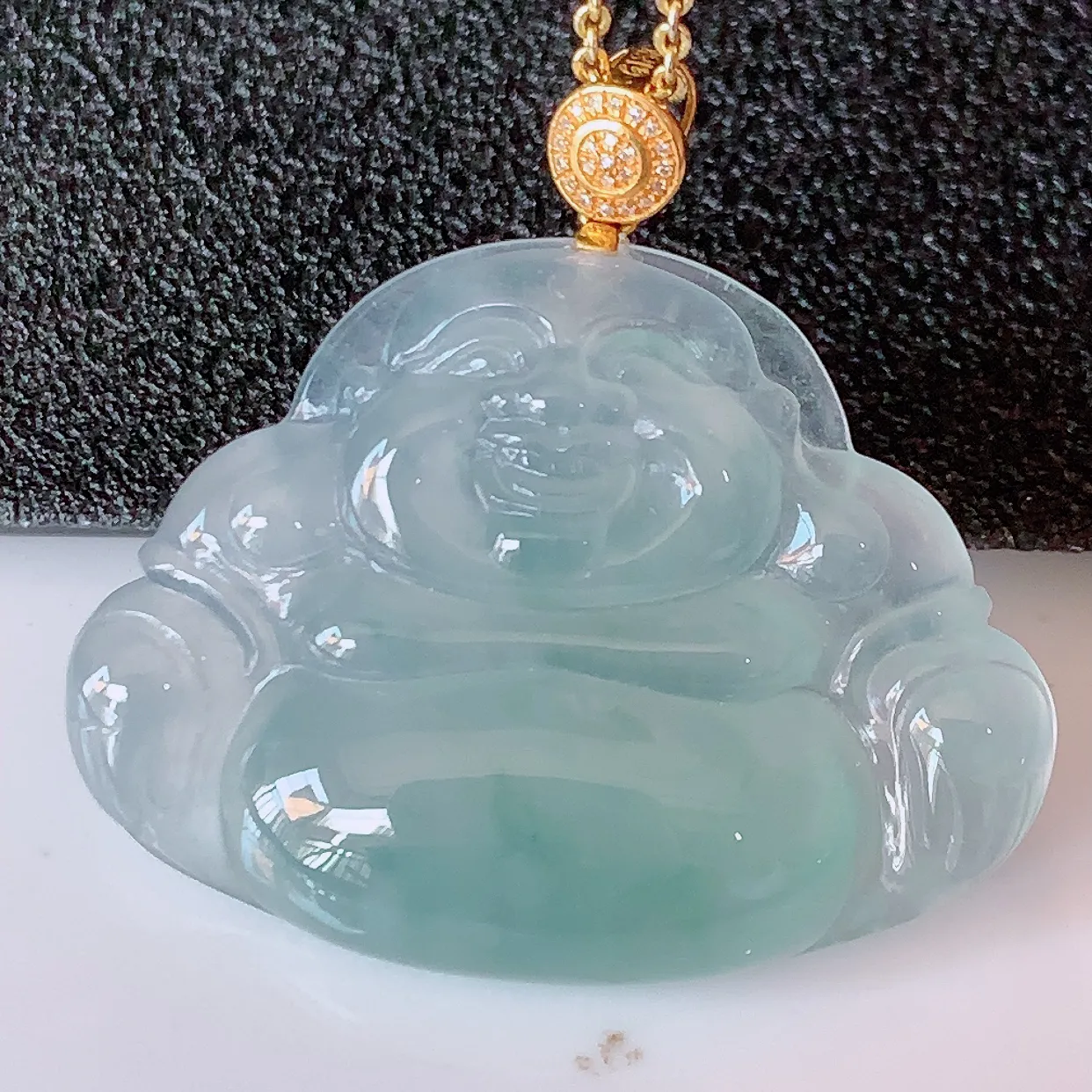 自然光实拍，18K金镶嵌冰种飘花翡翠佛公吊坠，冰透饱满， 佛公亦保平安，寓意有福（佛公）相伴，品相佳，配戴优雅迷人！#01.15整体31.5裸石34/25.5/6