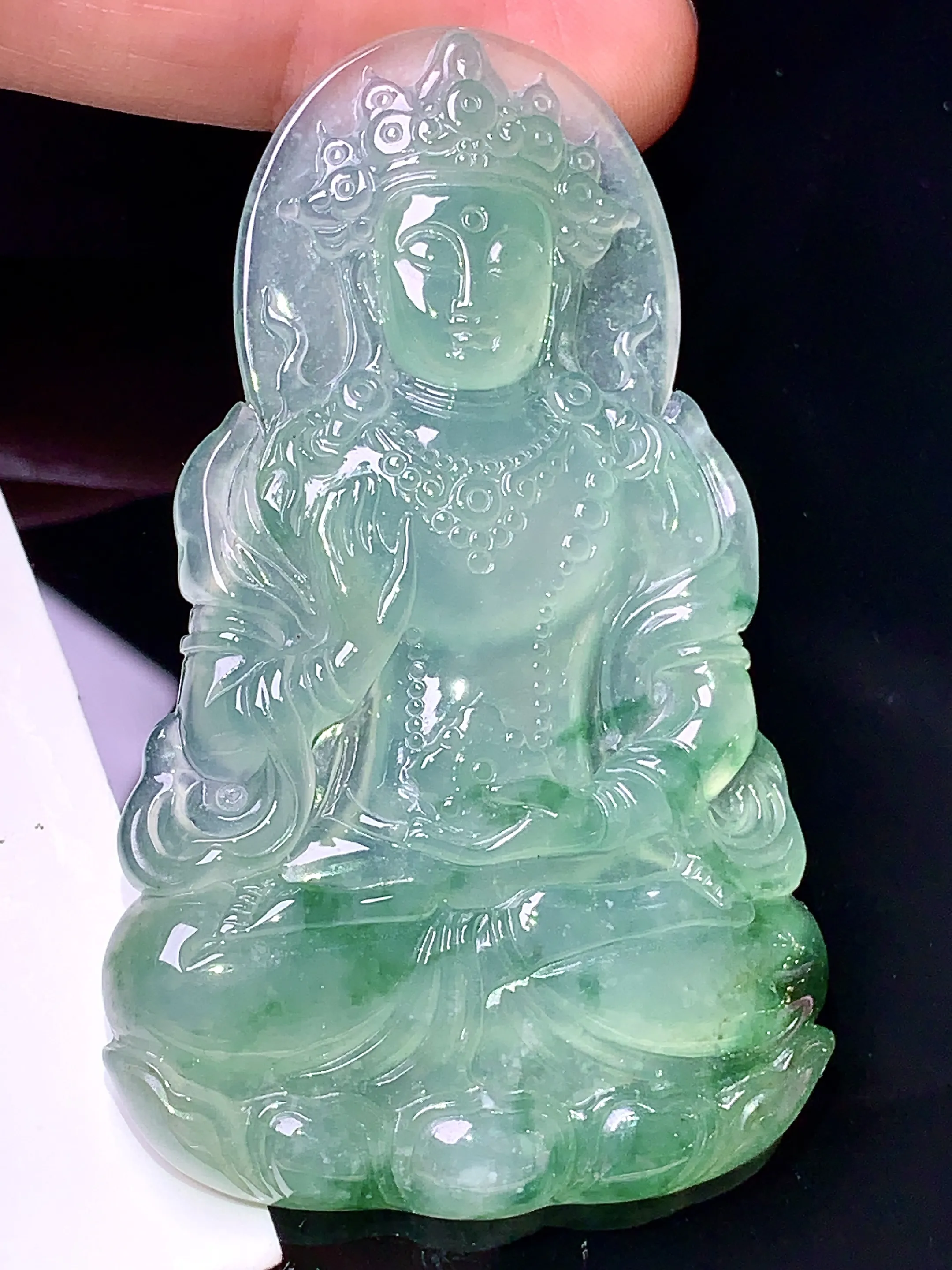 飘绿度母观音菩萨吊坠 玉质细腻 色泽清新艳丽 整体尺寸63.8*38.7*5.8