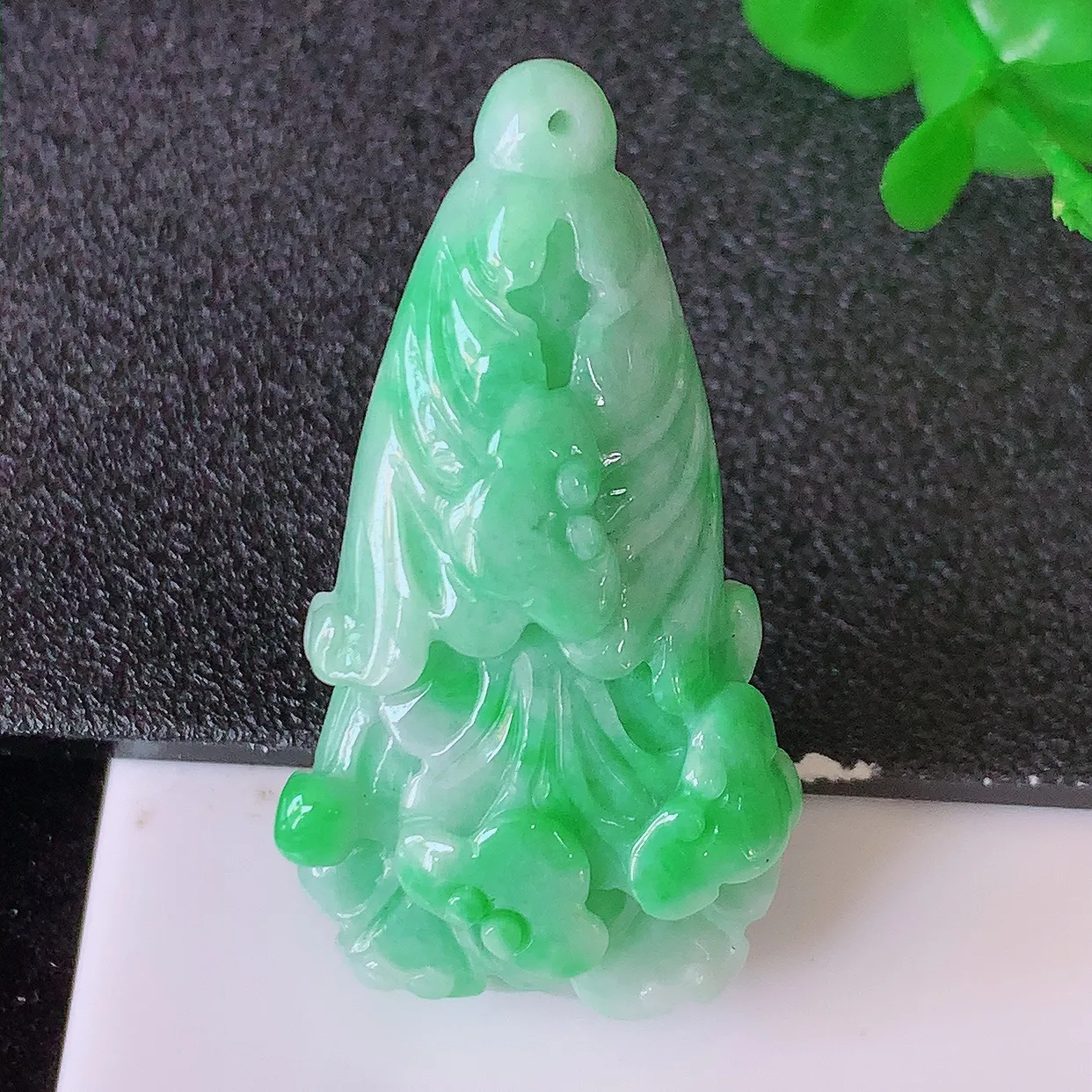自然光实拍，冰润飘绿翡翠招百财白菜吊坠，百财聚来，财源滚滚，色泽鲜艳，精工水润的白菜，性价比高！#1.15