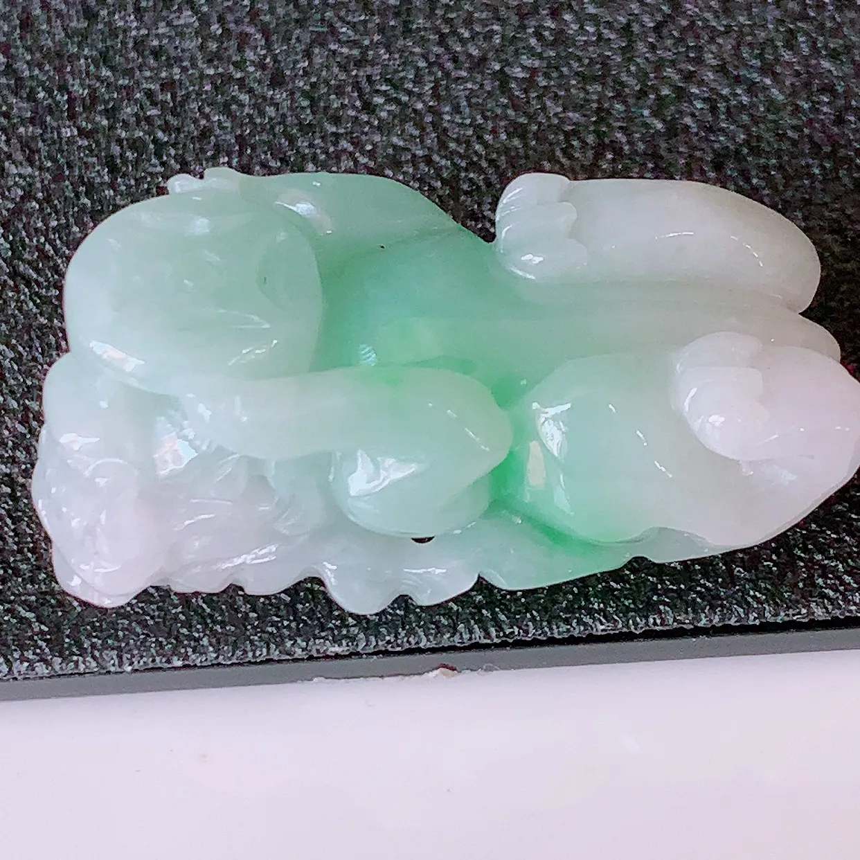 自然光实拍，冰润飘绿翡翠招财貔貅吊坠，民间有“一摸貔貅运程旺盛，再摸貔貅财运滚滚，三摸貔貅平步青云 ”的美好祝愿。#81.15