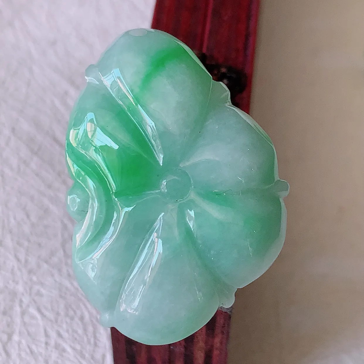 自然光实拍，冰润飘绿翡翠荷叶鱼、和和美美玉坠，财源广进，自然隐逸、荷本是素不着尘之物，有和美之寓意。#57.17