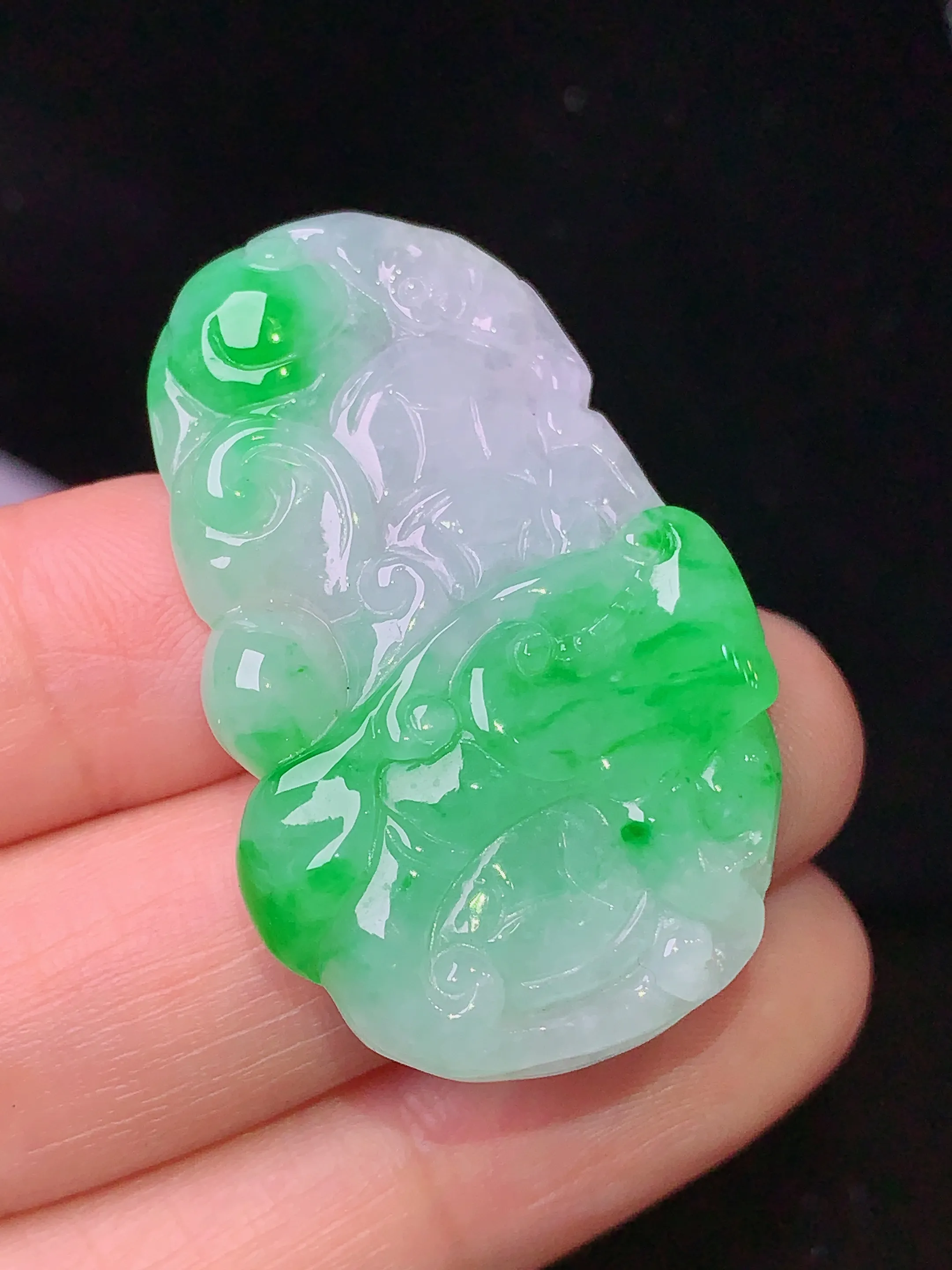 飘绿如意吊坠 玉质细腻 色泽清新艳丽 整体尺寸39*34.5*6.8