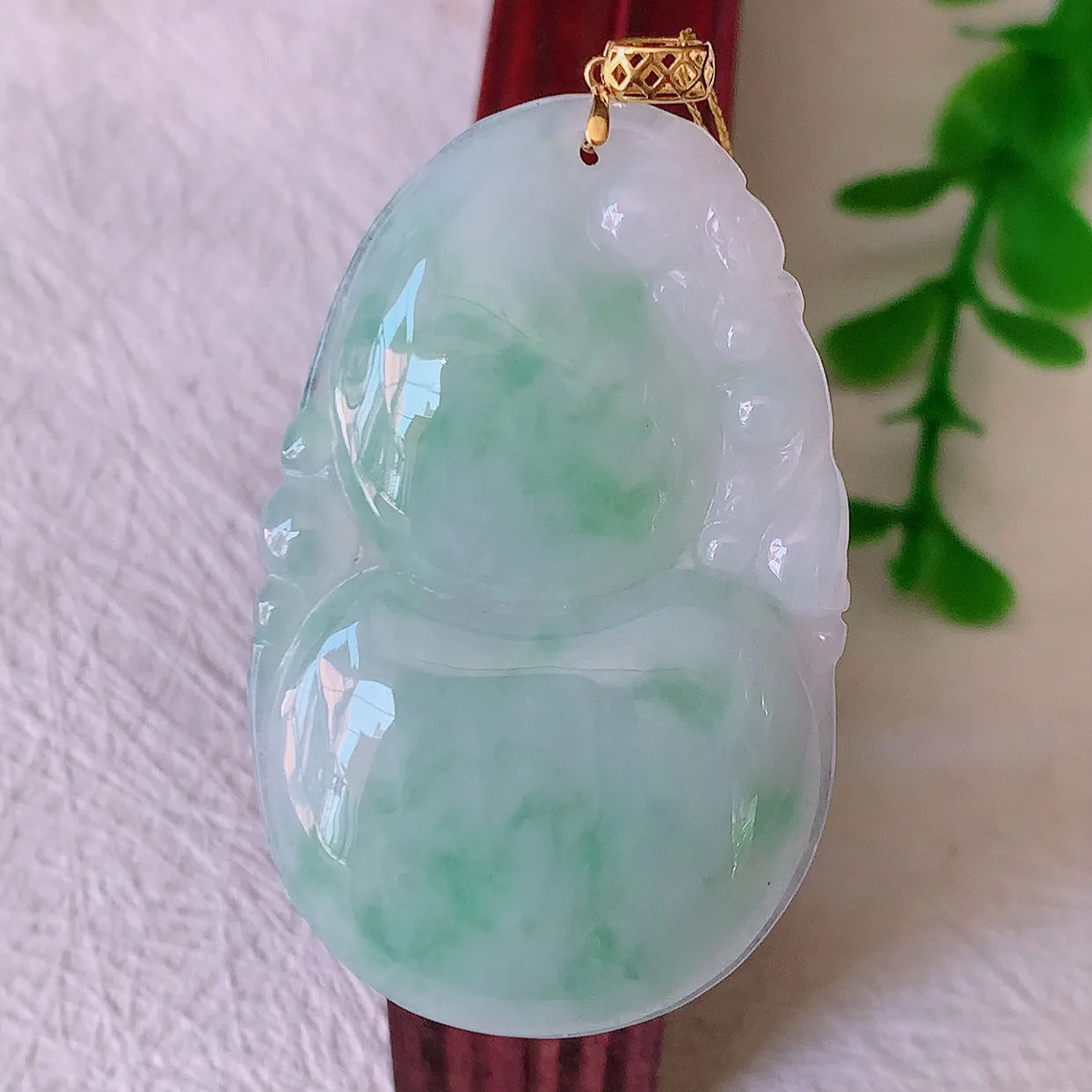 18K金镶嵌冰润飘绿翡翠葫芦吊坠，葫芦寓意福禄双全，财源滚滚，佩戴效果优雅迷人！#00.17