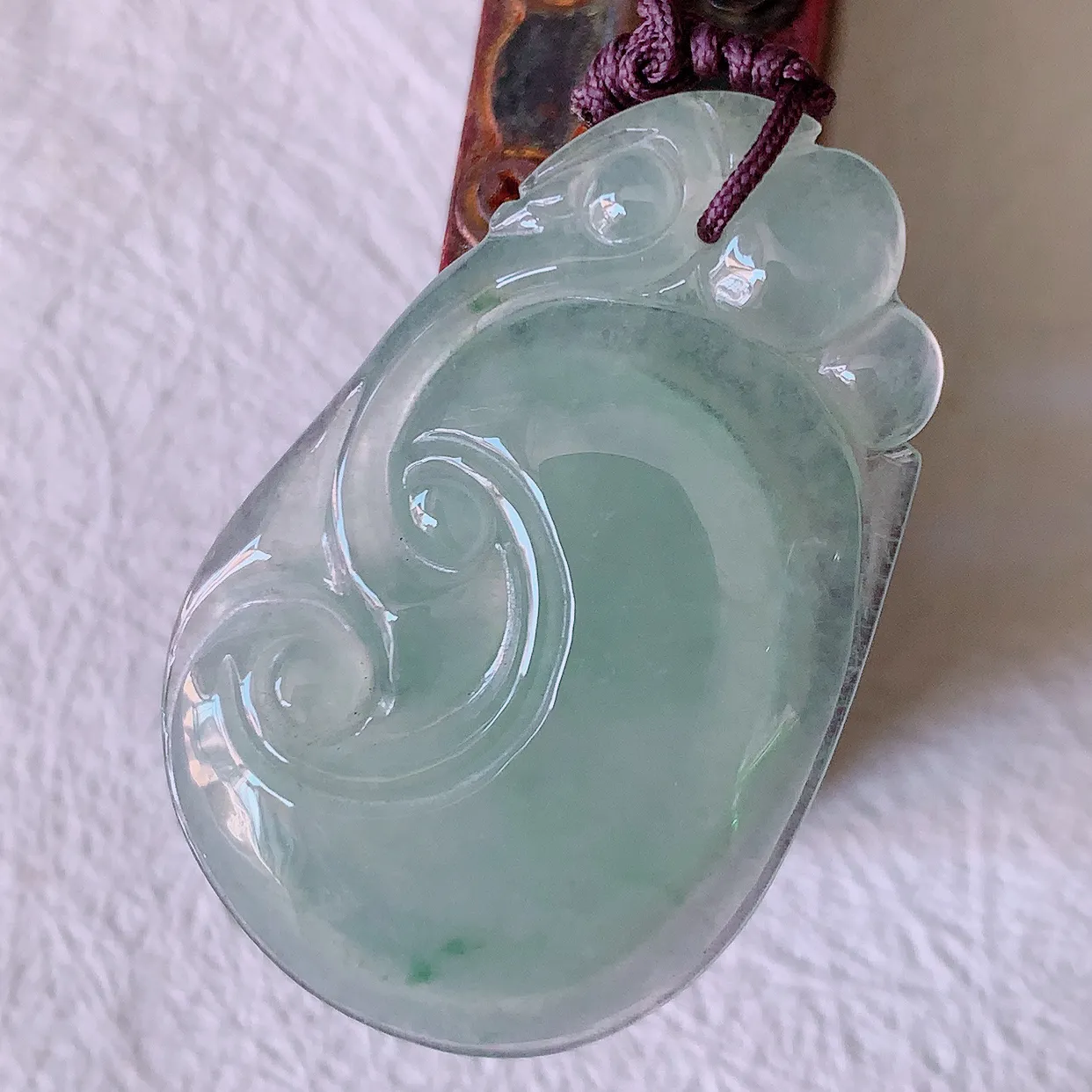 自然光实拍，冰种飘花翡翠如意吊坠，上身效果非常美，饱满大气，工艺美，万事如意，如意一生，#41.17