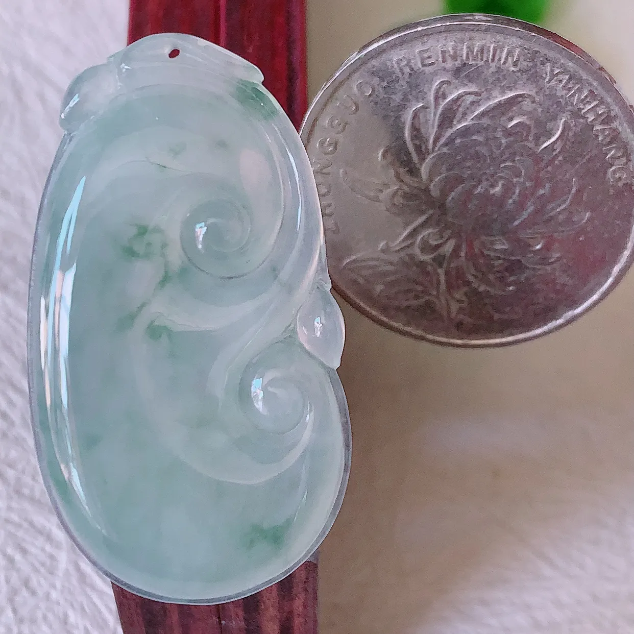 自然光实拍，冰种飘花翡翠如意吊坠，玉坠百搭又精致，寓意着吉祥，事事如意！#00.17