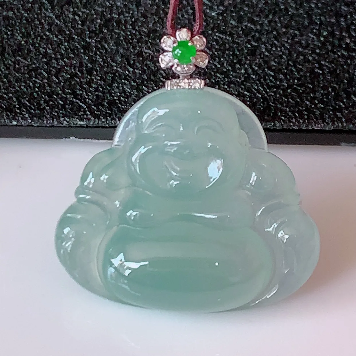 自然光实拍，18K金镶嵌冰种翡翠佛公吊坠，冰透饱满， 佛公亦保平安，寓意有福（佛公）相伴，品相佳，配戴优雅迷人！#83.15整体27裸25*21*5.8