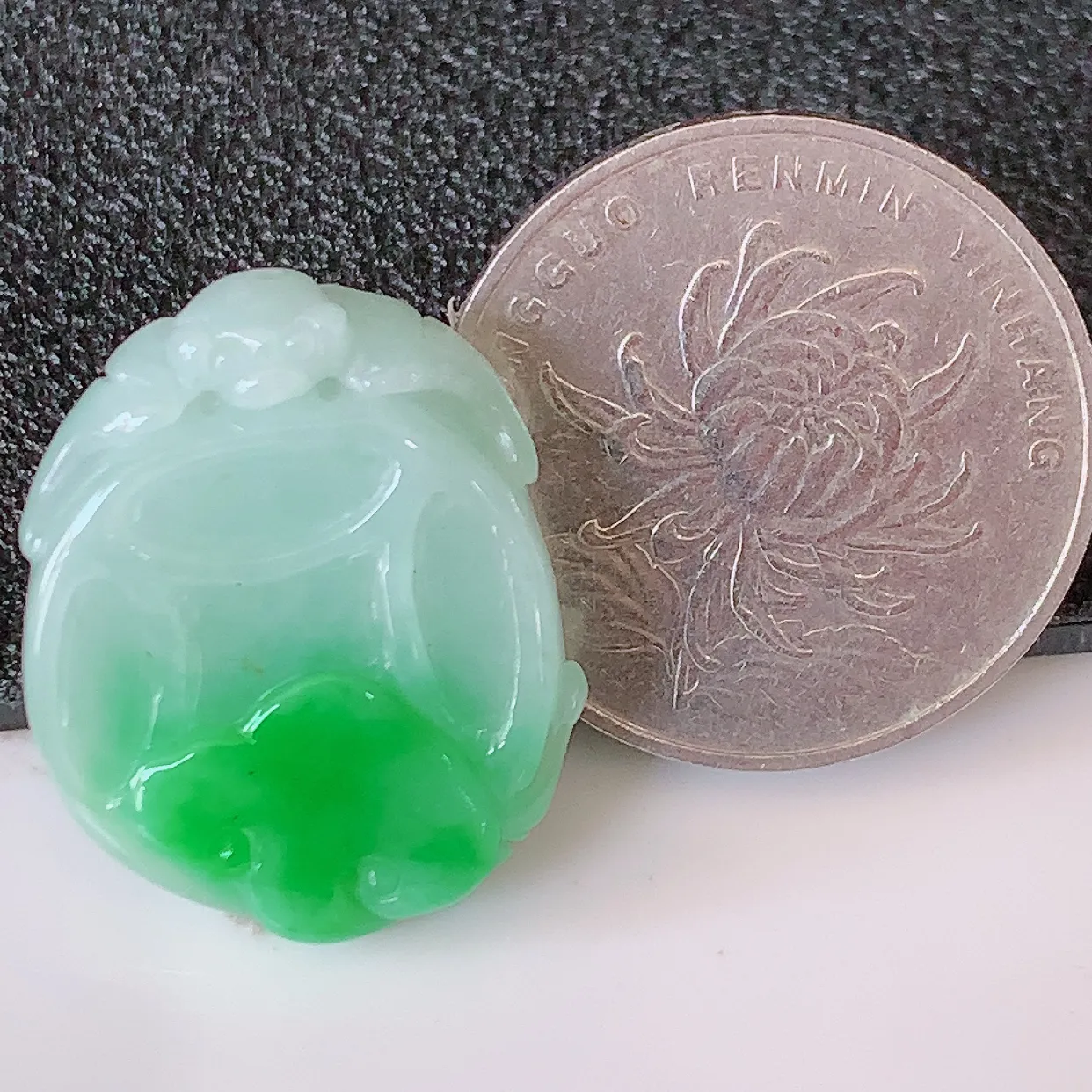自然光实拍，冰润飘翡翠招财铜钱吊坠，种老水足，雕工精湛 ，寓意美好，佩戴时尚出众！#81.15
