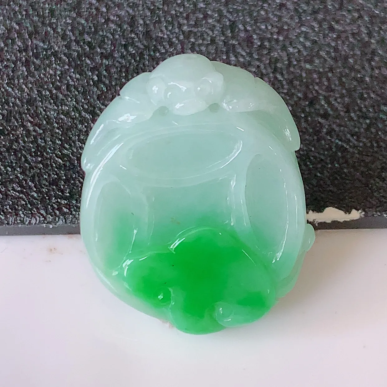 自然光实拍，冰润飘翡翠招财铜钱吊坠，种老水足，雕工精湛 ，寓意美好，佩戴时尚出众！#81.15