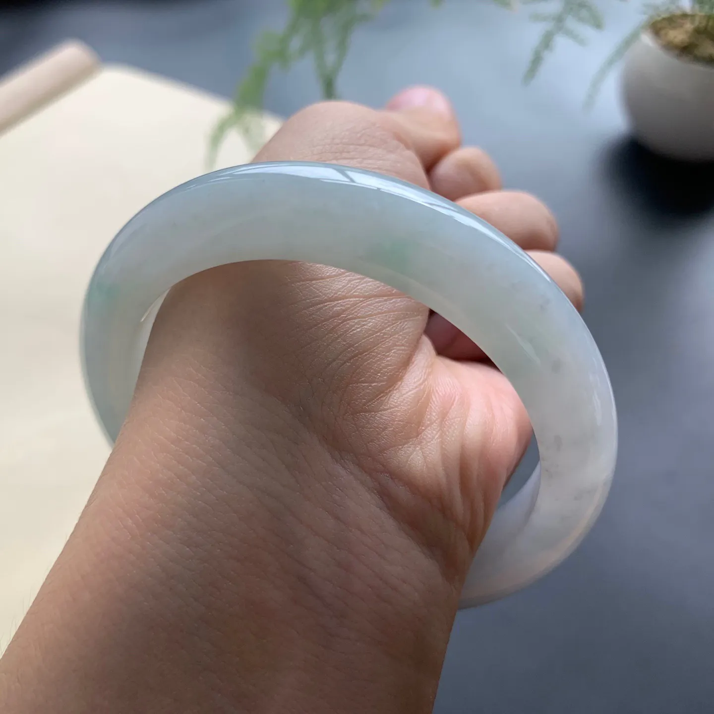 57圈口飘绿正圈手镯 尺寸：57-12.3-9，无纹裂，细腻光滑，清爽干净