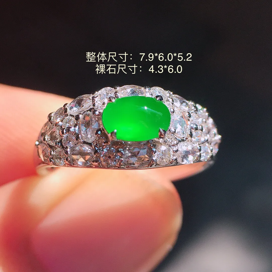 阳绿蛋面戒指，色泽均匀艳丽，玉质细腻，荧光感超
强，饱满圆润，尽显优雅气质，18k
金豪华镶嵌
