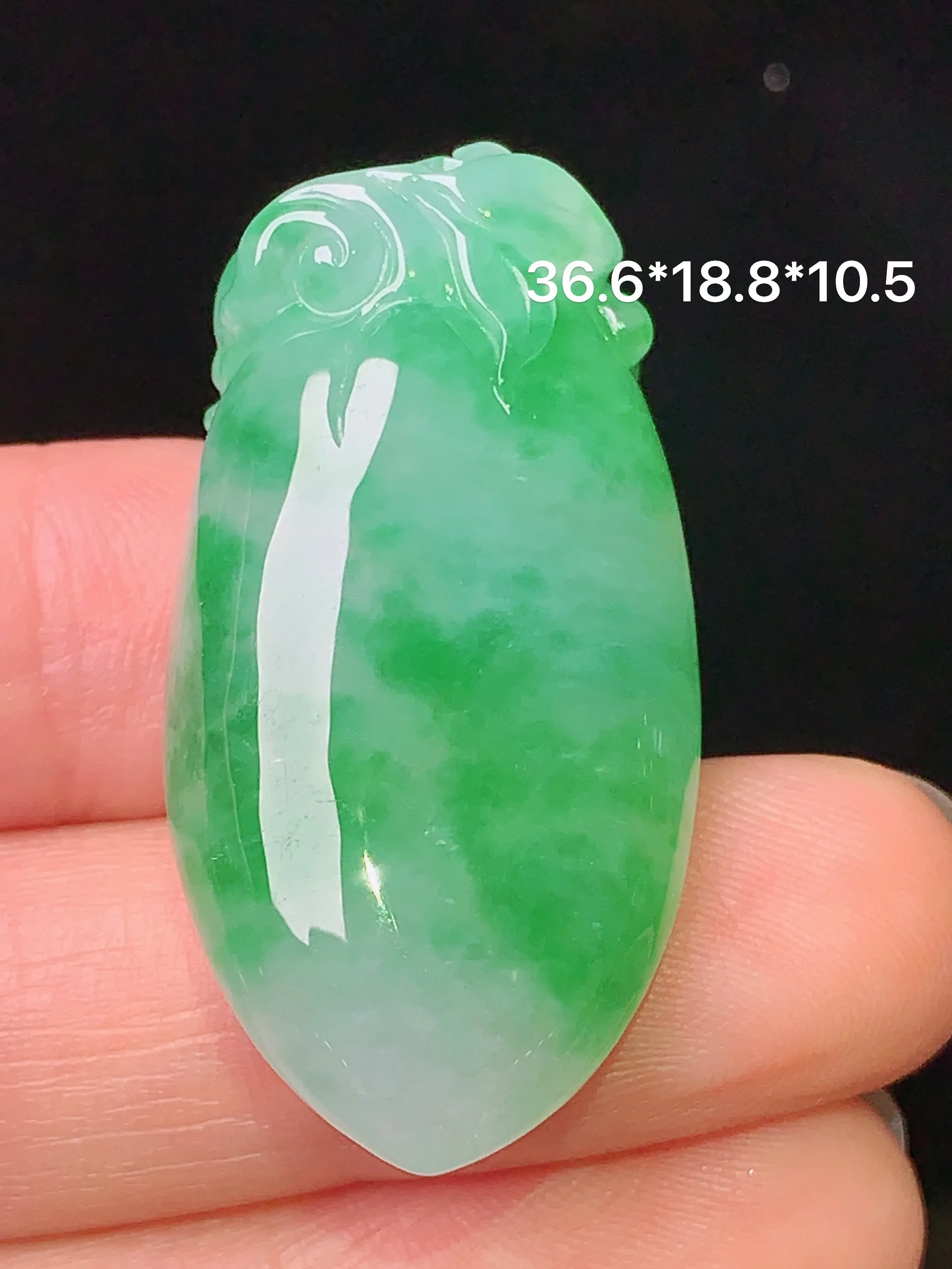 飘绿福瓜吊坠 玉质细腻 色泽清新艳丽 整体尺寸36.6*18.8*10.5
