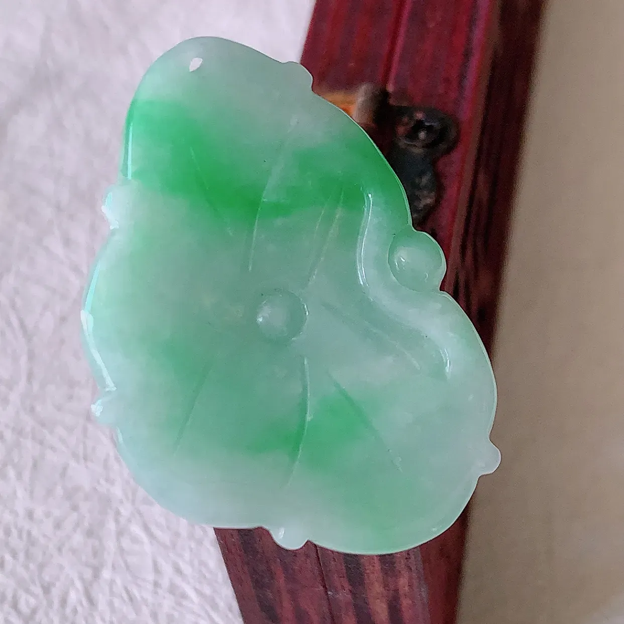 自然光实拍，冰润飘绿翡翠荷叶鱼、和和美美玉坠，财源广进，自然隐逸、荷本是素不着尘之物，有和美之寓意。#57.17