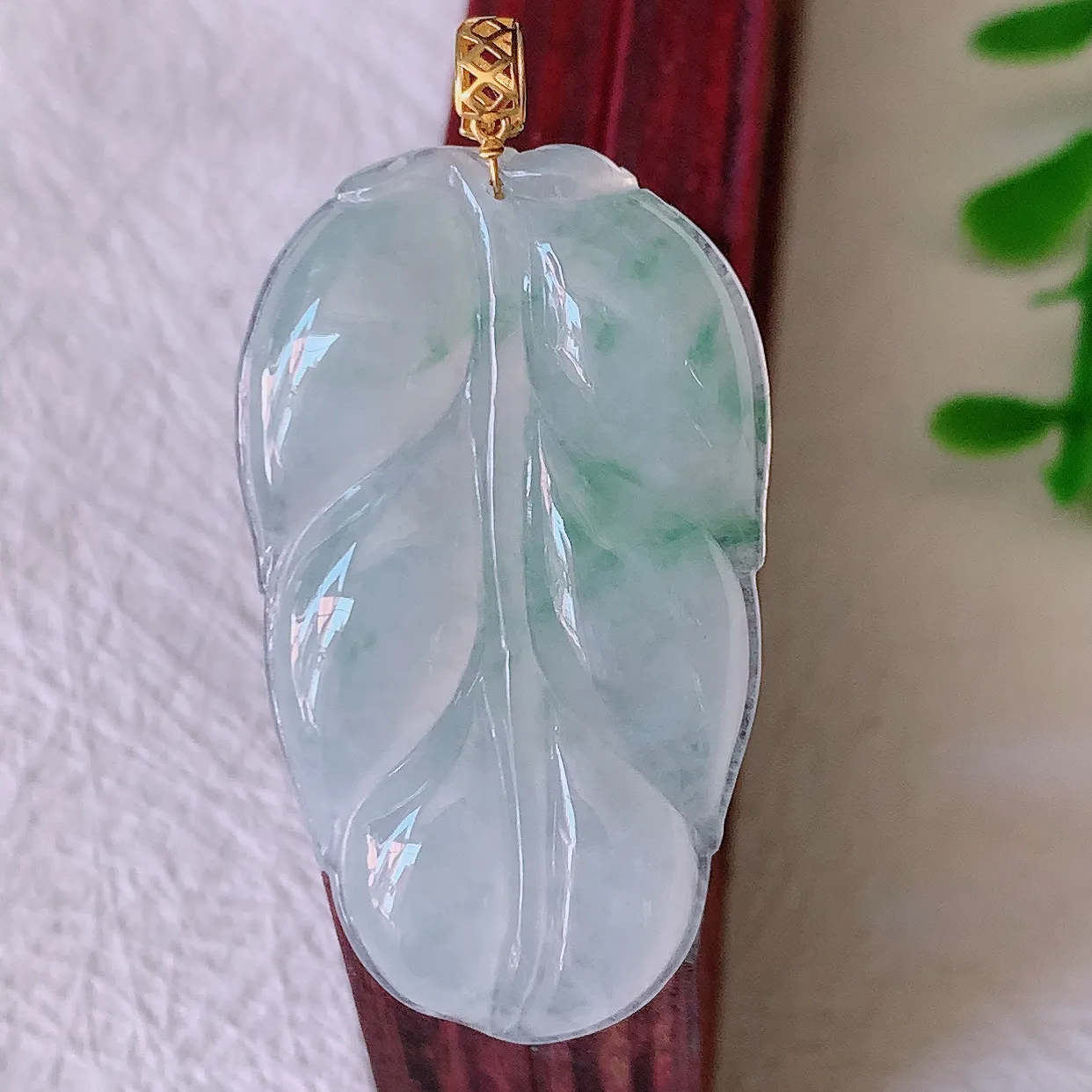 18K金镶嵌冰种飘花翡翠叶子吊坠 ，种水足，色泽清新，工艺精湛，叶子寓意美好；金枝玉叶，事业有成。#00.17