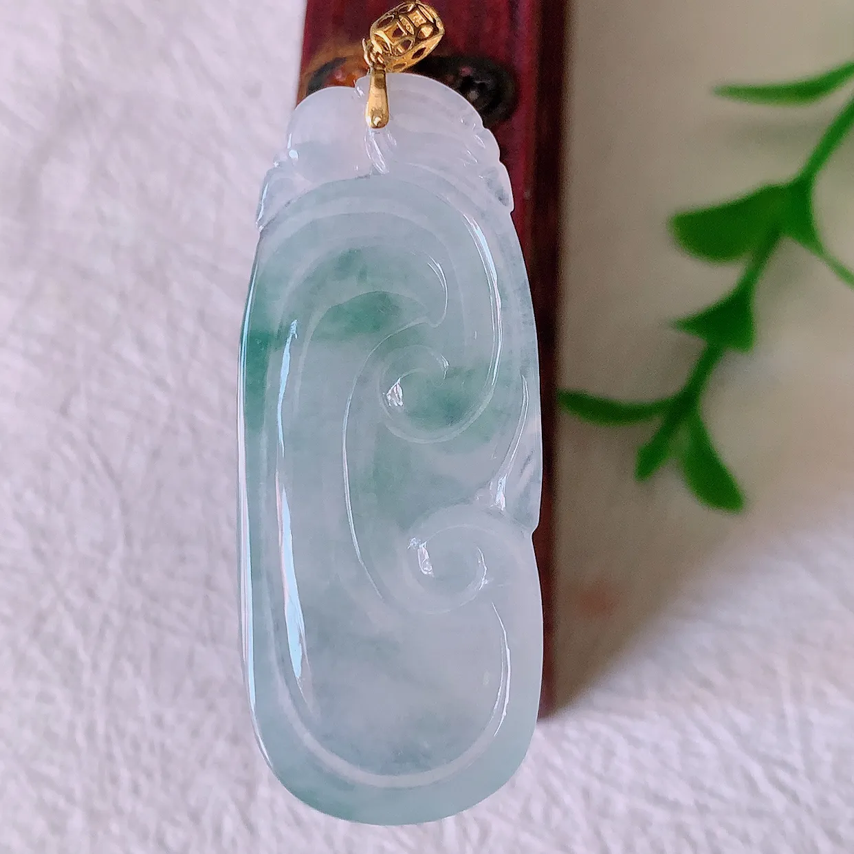 18K金镶嵌冰种飘花翡翠如意吊坠，种老水足，雕工精湛 ，寓意美好，佩戴时尚出众！#41.17