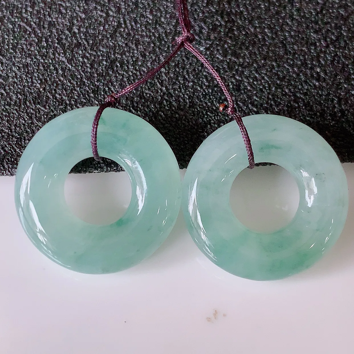 自然光实拍，冰种飘花翡翠一对平安扣吊坠，冰透，灵动飘逸，寓意平平安安，平安扣佩戴端庄漂亮！#49.1