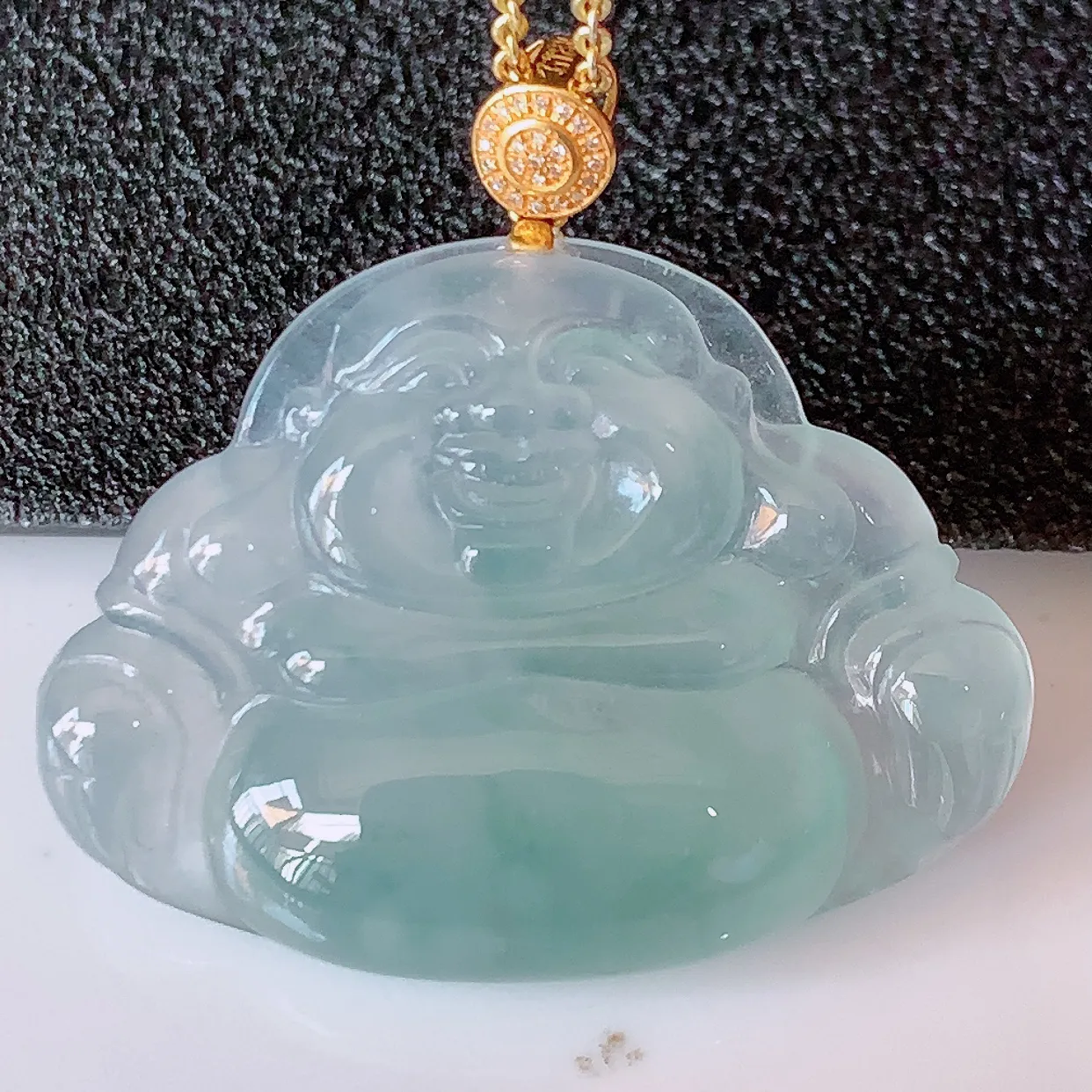 自然光实拍，18K金镶嵌冰种飘花翡翠佛公吊坠，冰透饱满， 佛公亦保平安，寓意有福（佛公）相伴，品相佳，配戴优雅迷人！#01.15整体31.5裸石34/25.5/6