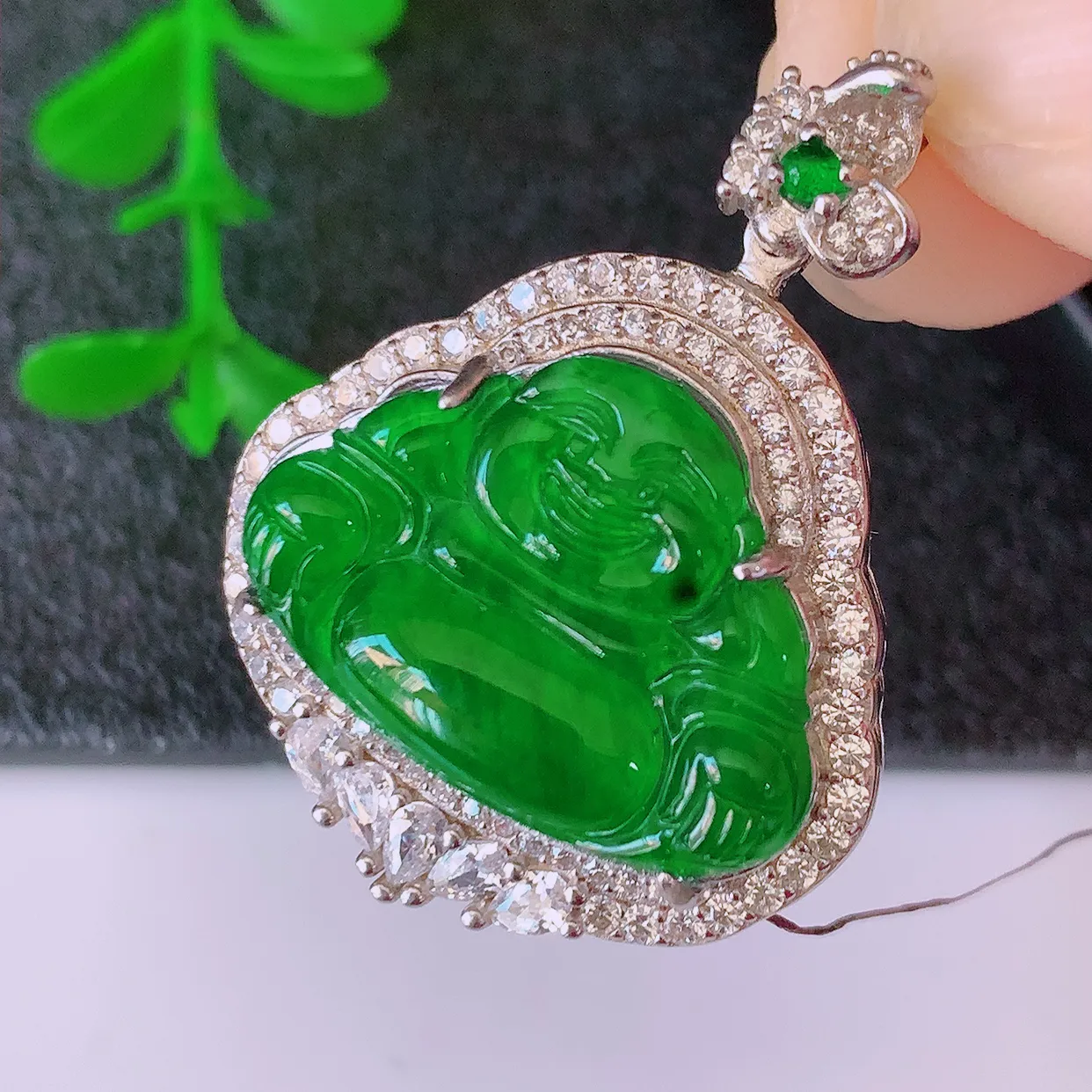 冰透满绿翡翠925银镶嵌佛公吊坠，自然光实拍，翠色灵动，颜色漂亮，种老水足，品相佳，佩戴佳品！#97