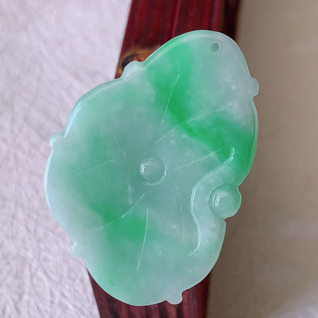 自然光实拍，冰润飘绿翡翠荷叶鱼、和和美美玉坠，财源广进，自然隐逸、荷本是素不着尘之物，有和美之寓意。