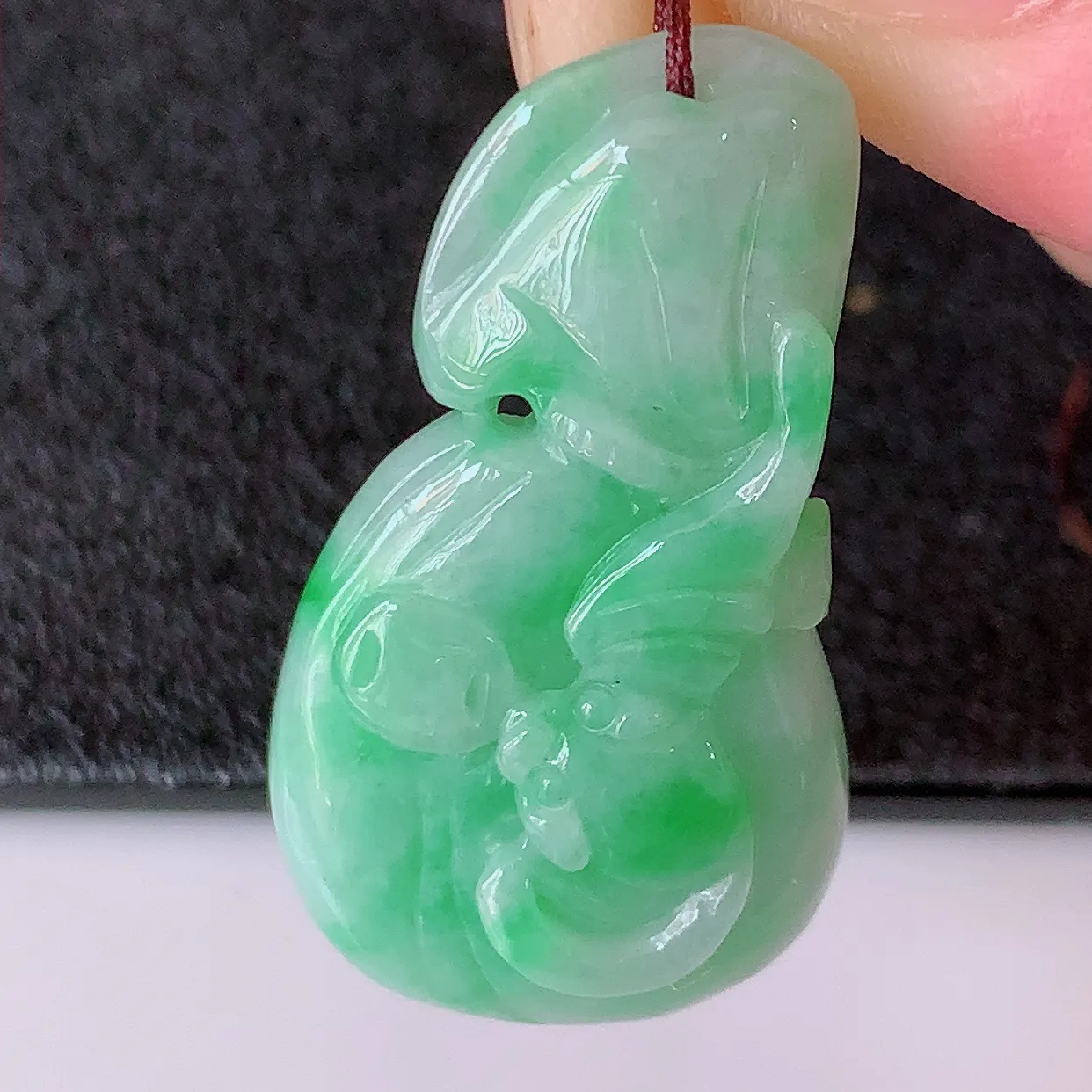 自然光实拍，冰润飘绿翡翠招财钱袋子吊坠，寓意“代代有福，代代有财，腰缠万贯”玉质细腻，佩戴效果佳！#81.15