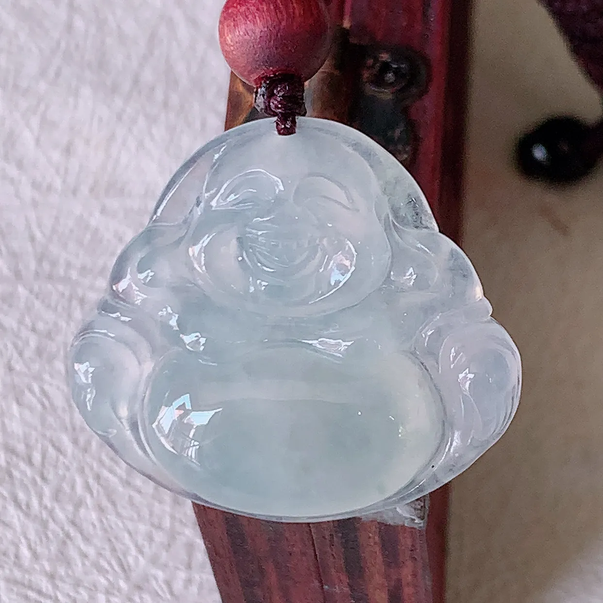 自然光实拍，冰种翡翠佛公，水灵起胶，翠色迷人，佛公在心中，一生平安，饱满圆润，开怀大笑佛公，配戴灵气十足！#46.15