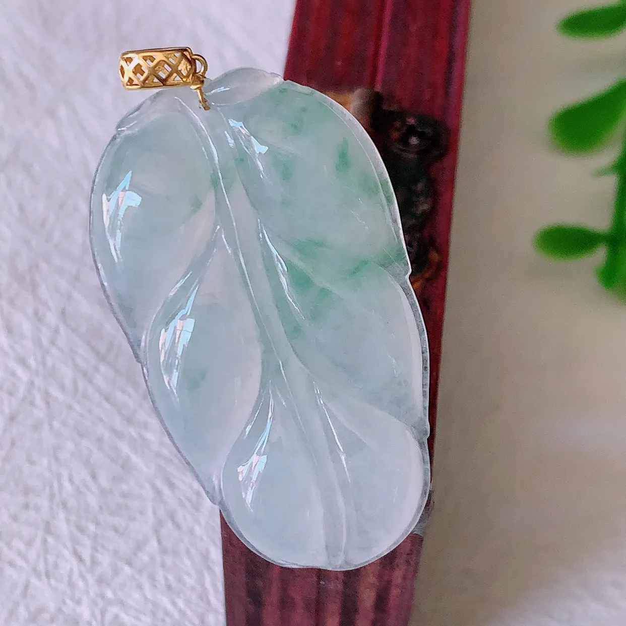 18K金镶嵌冰种飘花翡翠叶子吊坠 ，种水足，色泽清新，工艺精湛，叶子寓意美好；金枝玉叶，事业有成。#00.17
