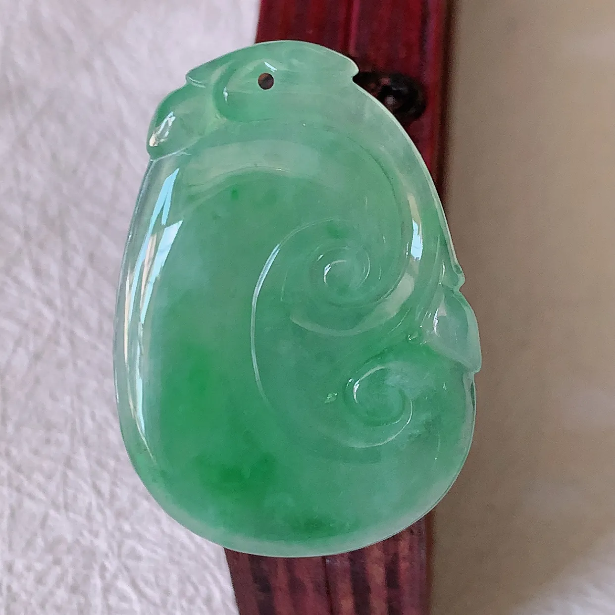 自然光实拍，冰种飘绿翡翠如意吊坠，玉坠百搭又精致，寓意着吉祥，事事如意！#57.17