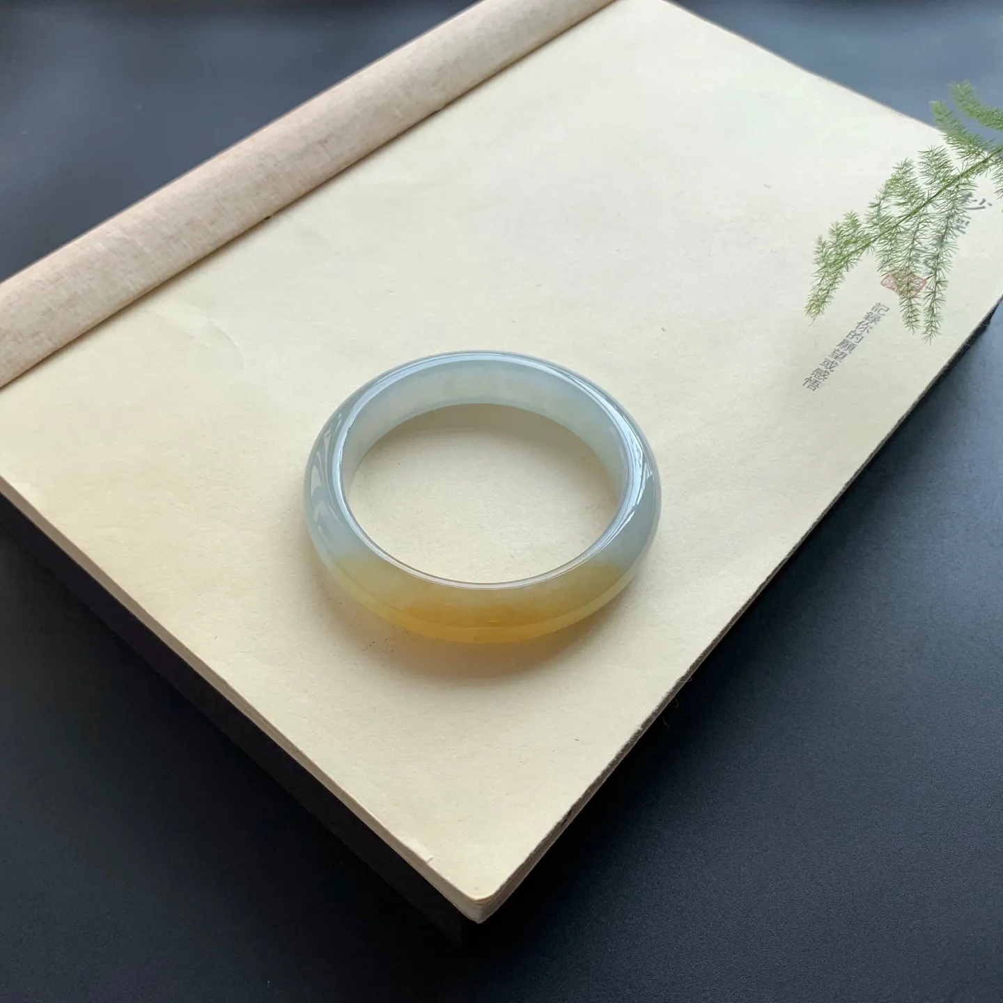 56.8圈口黄翡正圈手镯 尺寸：56.8-13.3-8.8，无纹裂，水润起胶，优雅迷人
