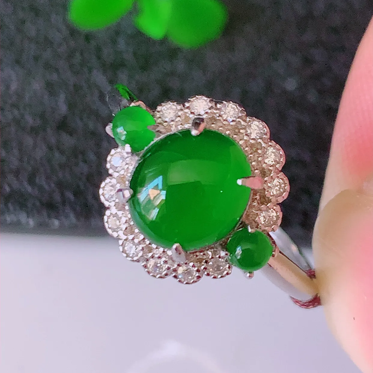 冰透满绿翡翠925银镶嵌戒指，自然光实拍，翠色灵动，颜色漂亮，种老水足，品相佳，佩戴佳品！#97.17（圈口可调大小）整体25.5*18*6.5裸石7.5*7.5