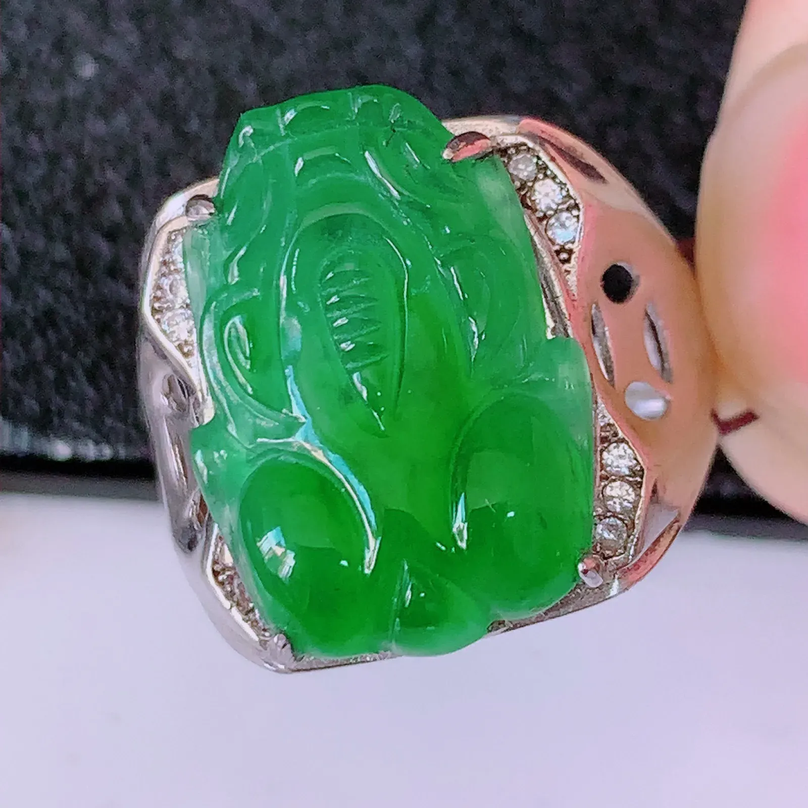 冰透满绿翡翠925银镶嵌貔貅男戒指，自然光实拍，翠色灵动，颜色漂亮，种老水足，品相佳，佩戴佳品！#98.5（圈口可调大小）整体 25*18.2*6.2裸18.5*12mm