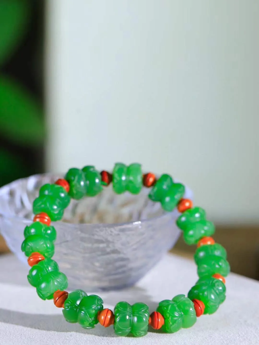【莲花.手串】

精品和田玉碧玉莲花手串，器形优雅，小巧精致，翠色浓郁，玉质细腻油润、手感上佳，颗颗精雕莲花，将荷花出淤泥而不染，濯清涟而不妖的气韵，刻画的淋漓尽致。尺寸取一12.2-13mm，重49克 FDL-36107920