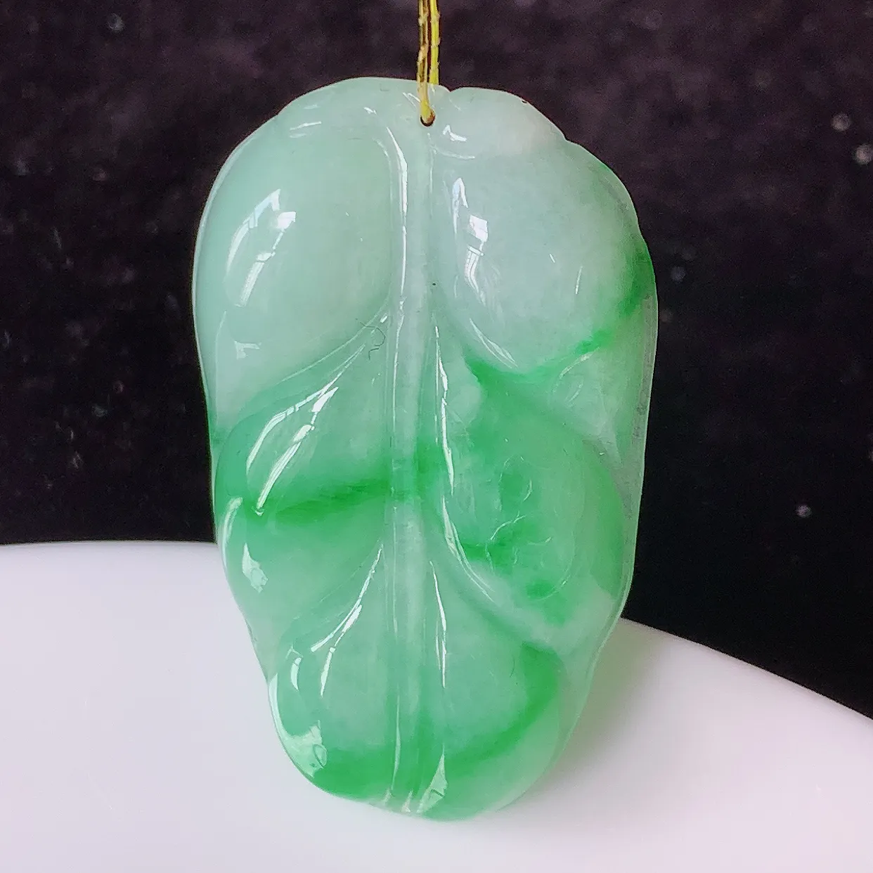 自然光实拍，冰润飘阳绿事业有成叶子吊坠，莹润且起胶，叶子清秀优雅，佩戴大业有成！#35.15