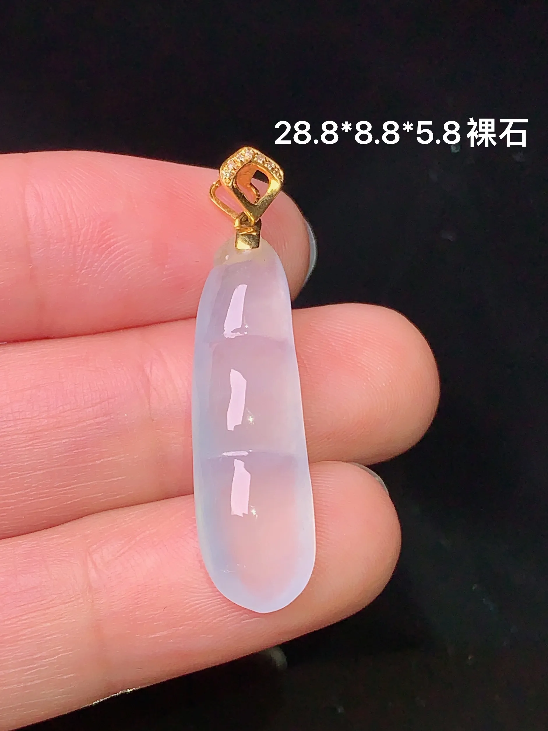 18k金镶嵌冰种四季豆吊坠 玉质细腻 色泽清新艳丽 整体尺寸28.8*8.8*5.8