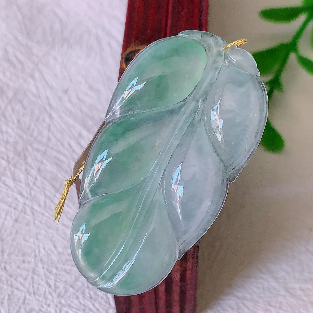 自然光实拍，冰种飘花翡翠事业有成叶子吊坠，莹润且起胶，叶子清秀优雅，佩戴大业有成！#00.17
