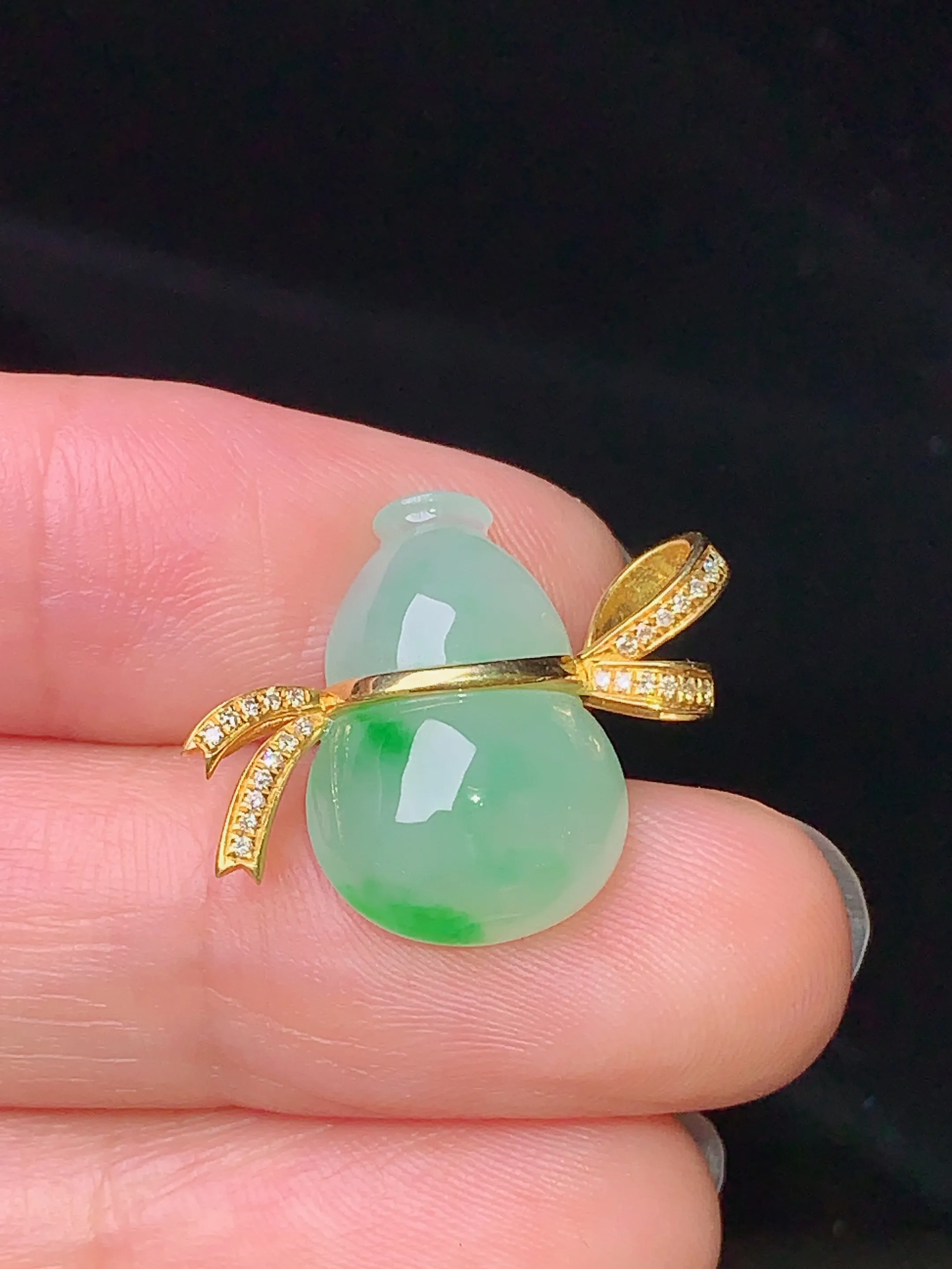18k金钻镶嵌飘绿葫芦吊坠 玉质细腻 色泽清新艳丽 整体尺寸22.8*17.5*6.2