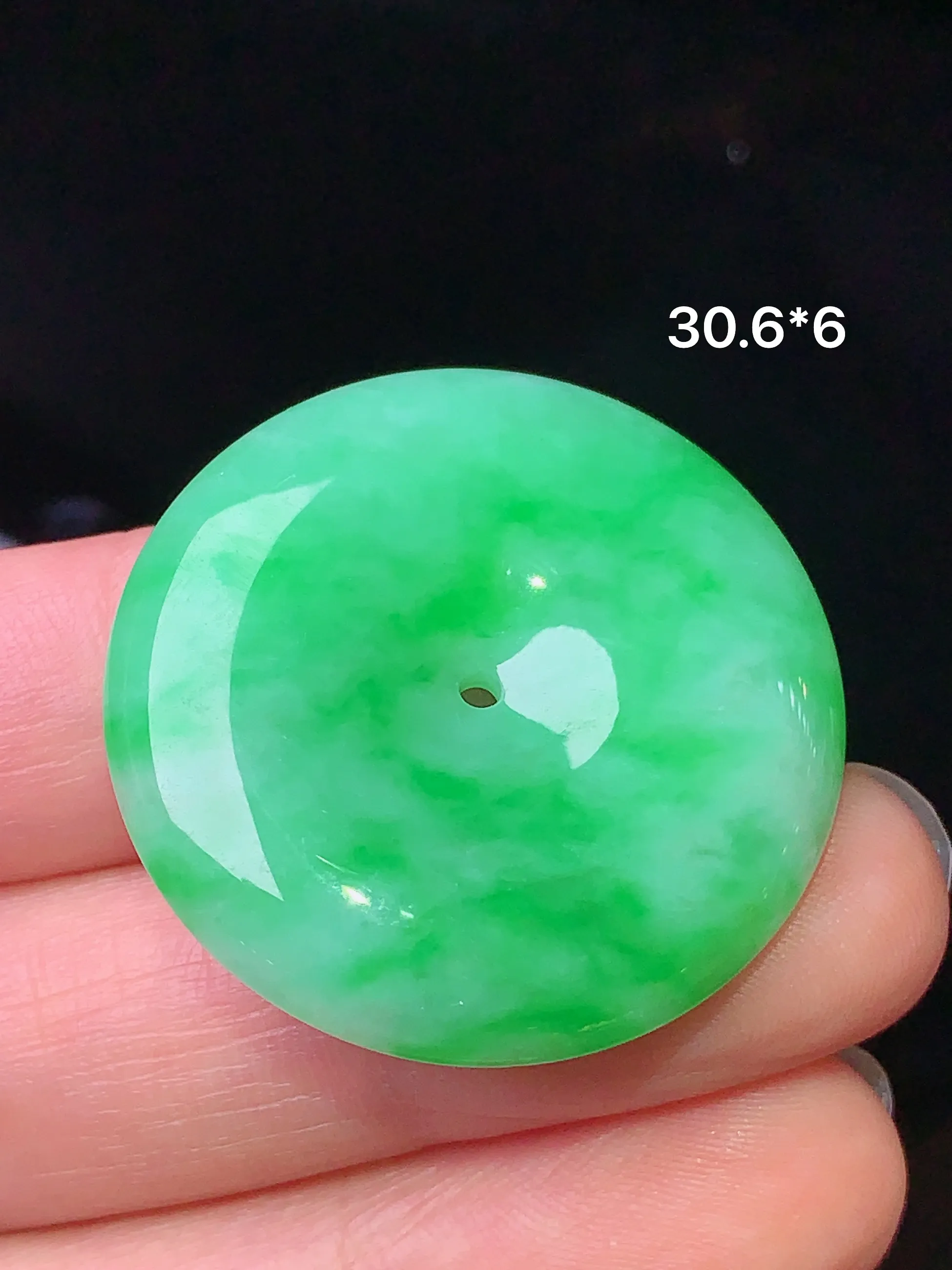翠绿平安扣吊坠 玉质细腻 色泽清新艳丽 整体尺寸30.6*6