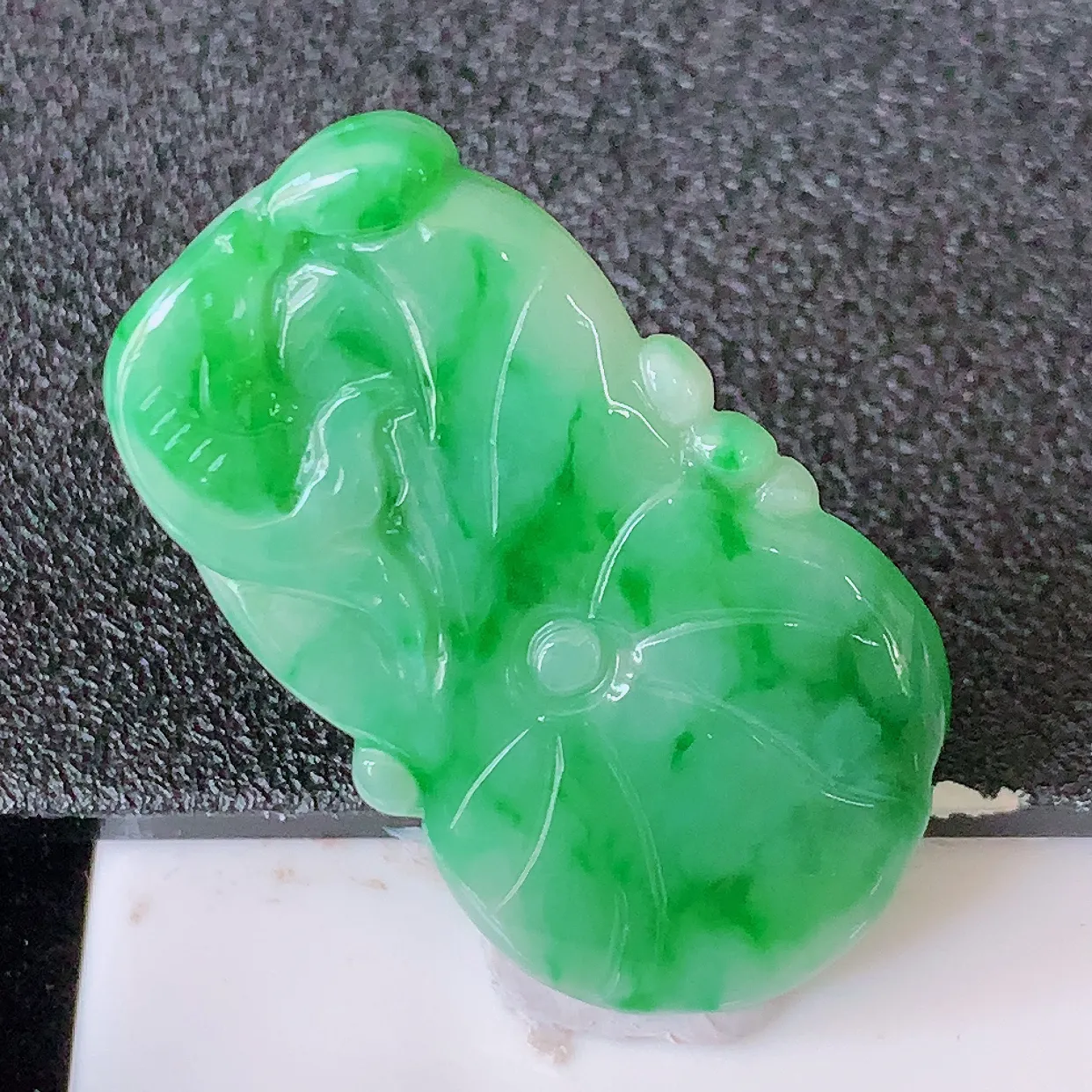 自然光实拍，冰润飘辣绿翡翠荷叶鱼、和和美美玉坠，财源广进，自然隐逸、荷本是素不着尘之物，有和美之寓意。#81.15