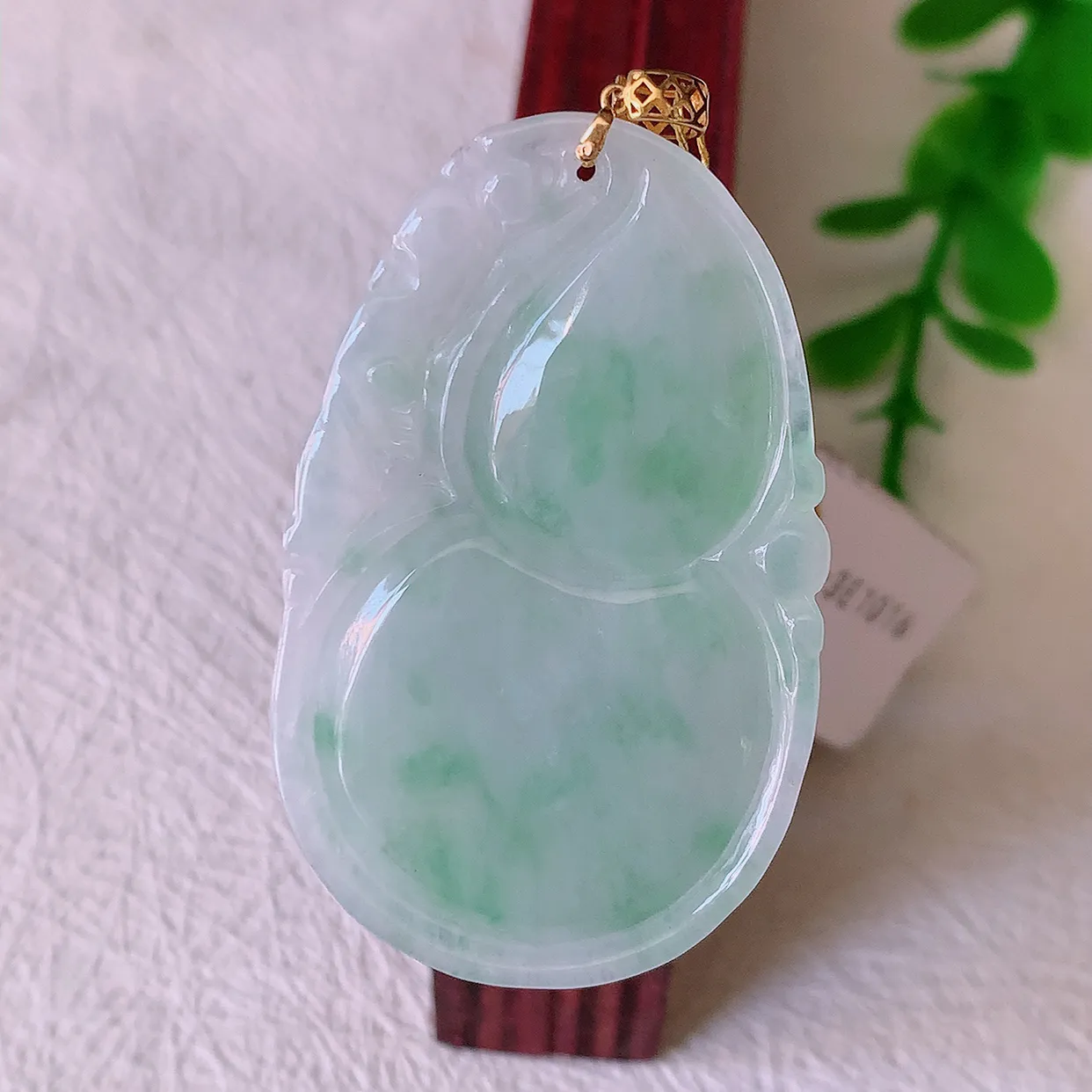 18K金镶嵌冰润飘绿翡翠葫芦吊坠，葫芦寓意福禄双全，财源滚滚，佩戴效果优雅迷人！#00.17