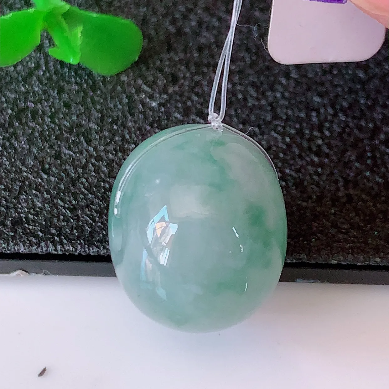 自然光实拍，冰飘花翡翠路路通吊坠，寓意时来运转、财源滚滚，款式新颖时尚，日常百搭的款！配图银链#49.17