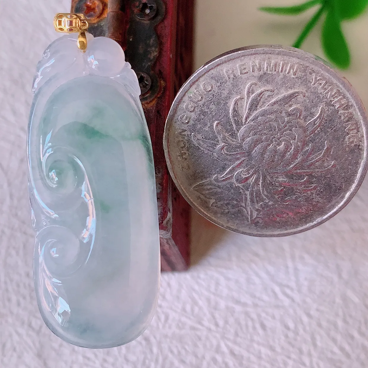 18K金镶嵌冰种飘花翡翠如意吊坠，种老水足，雕工精湛 ，寓意美好，佩戴时尚出众！#41.17