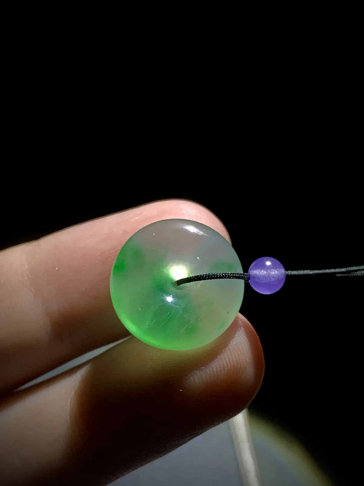 绿花平安扣，尺寸约16.5-5mm，顶珠为装饰品