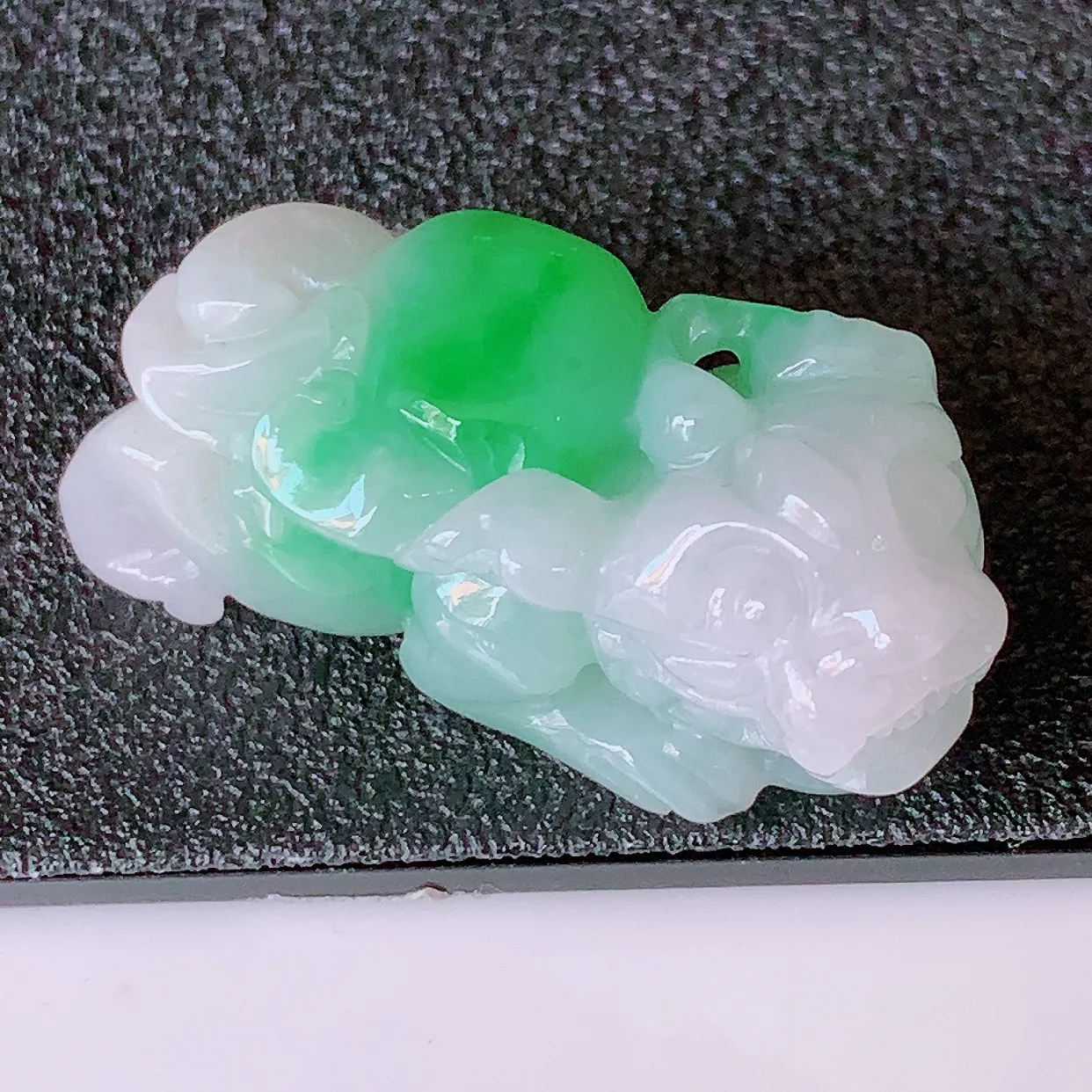 自然光实拍，冰润飘绿翡翠招财貔貅吊坠，民间有“一摸貔貅运程旺盛，再摸貔貅财运滚滚，三摸貔貅平步青云 