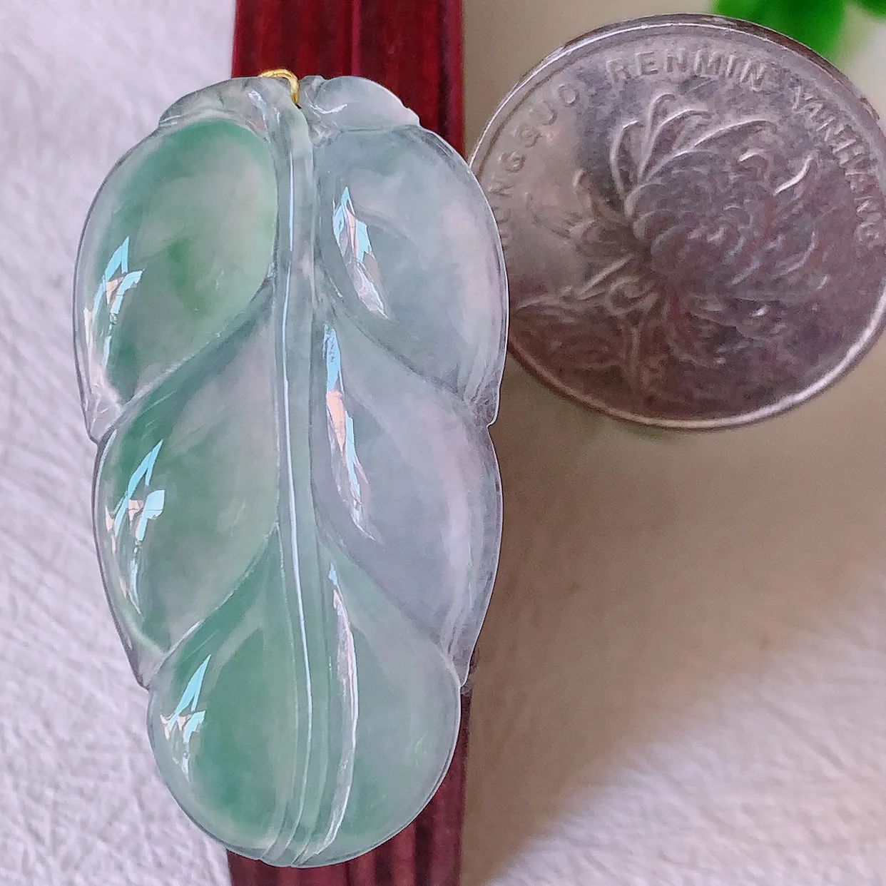 自然光实拍，冰种飘花翡翠事业有成叶子吊坠，莹润且起胶，叶子清秀优雅，佩戴大业有成！#00.17