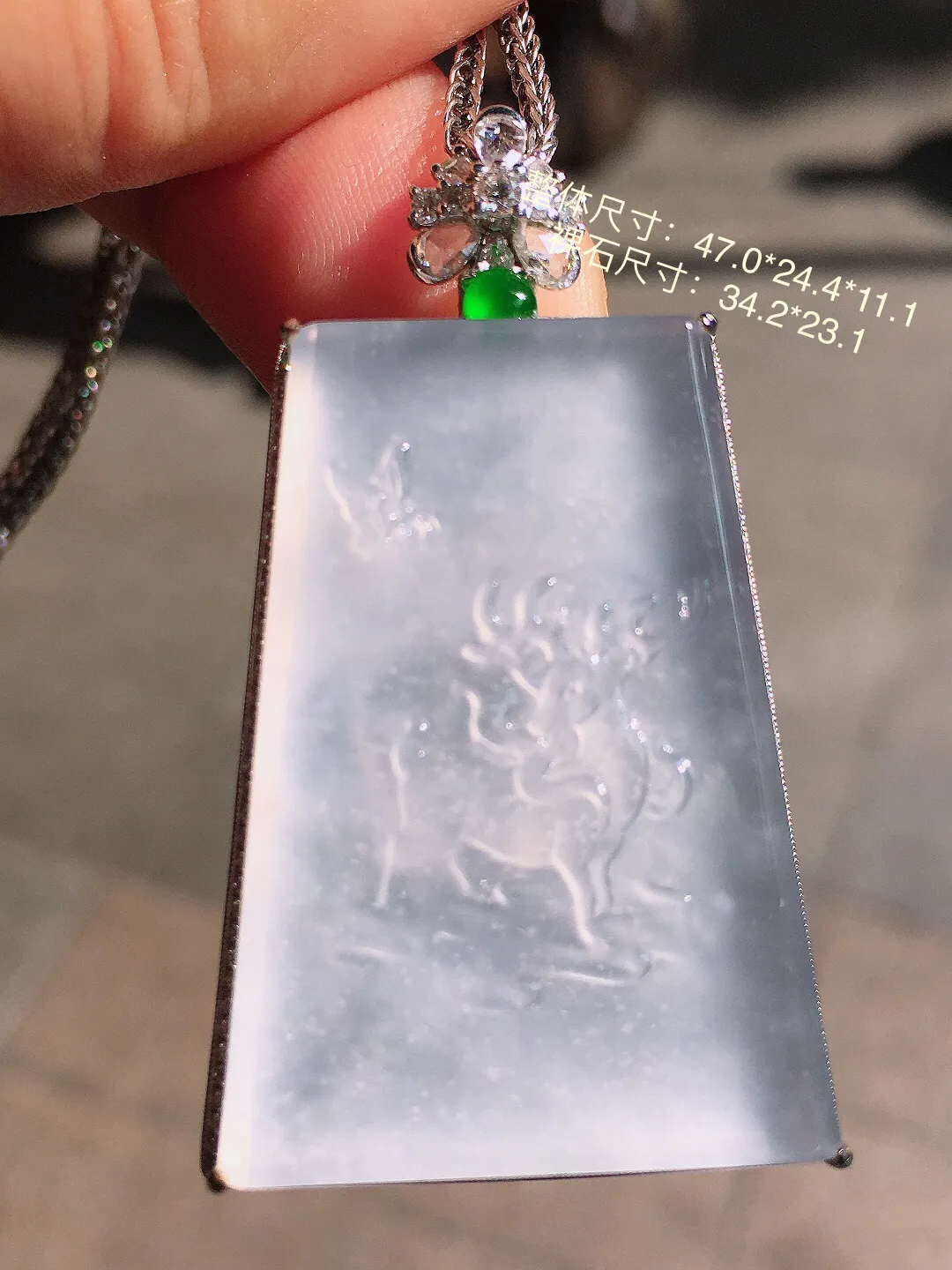 冰种【麋鹿】吊坠，玉质细腻，荧光感超
强，饱满圆润，尽显优雅气质，18k
金豪华镶嵌