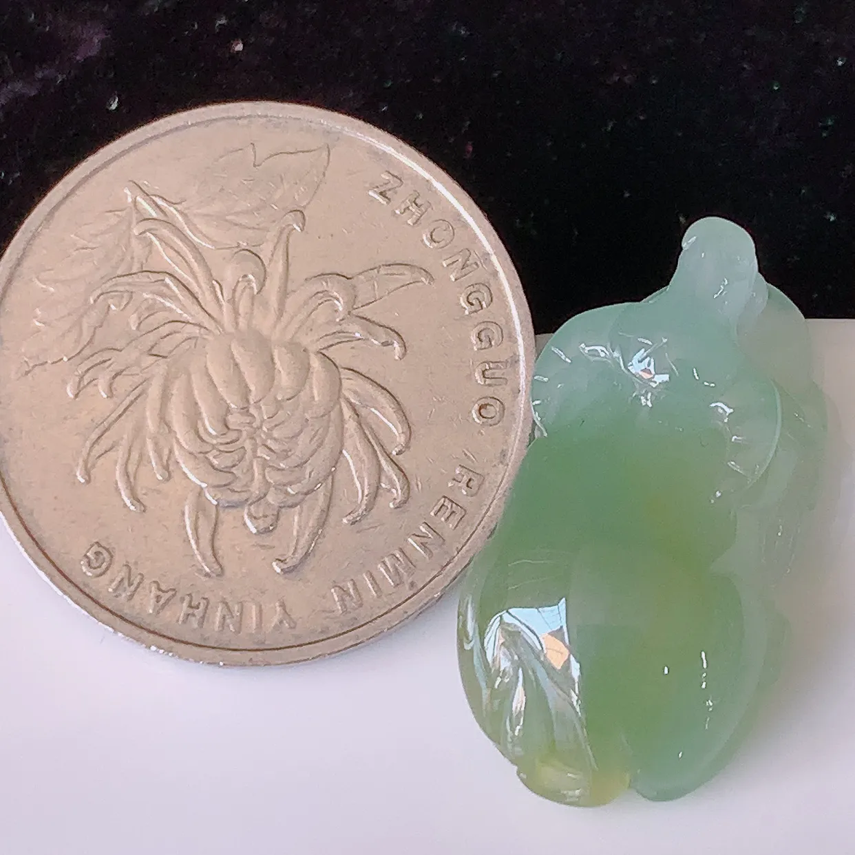 自然光实拍，冰种黄翡双彩翡翠生肖牛气冲天吊坠，翠色灵动，玉质细腻，颜色漂亮，品相佳，佩戴佳品！#81.15