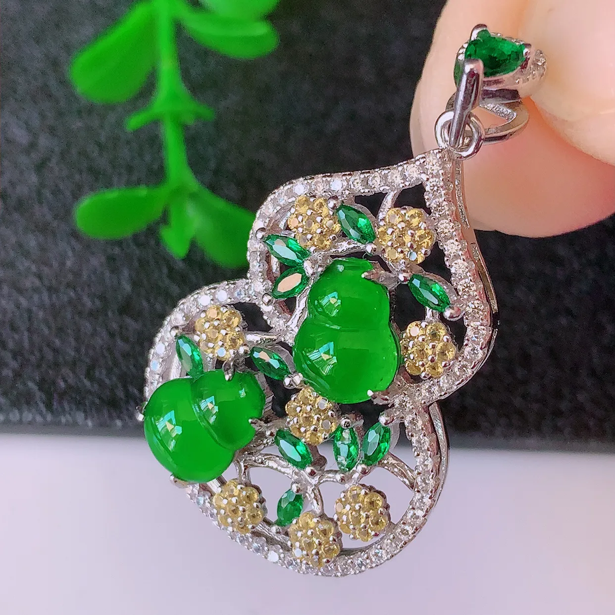 冰透满绿翡翠925银镶嵌葫芦吊坠，自然光实拍，翠色灵动，颜色漂亮，种老水足，品相佳，佩戴佳品！#97.17整体35.5-19.5*7裸石8*6