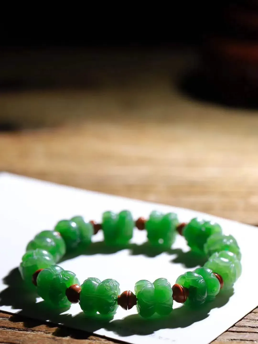 【莲花.手串】

精品和田玉碧玉莲花手串，器形优雅，小巧精致，翠色浓郁，玉质细腻油润、手感上佳，颗颗精雕莲花，将荷花出淤泥而不染，濯清涟而不妖的气韵，刻画的淋漓尽致。尺寸取一12.2-13mm，重49克 FDL-36107920