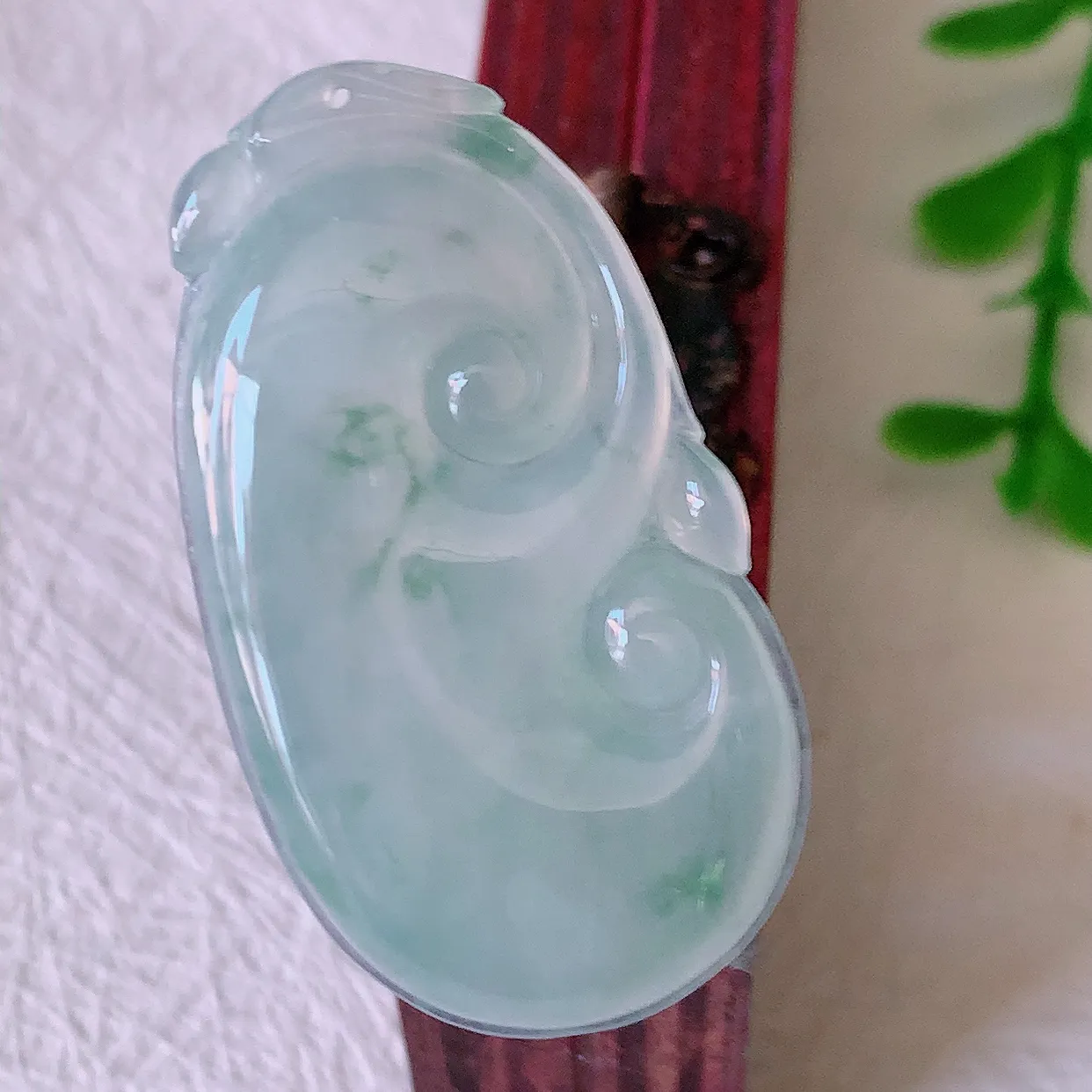 自然光实拍，冰种飘花翡翠如意吊坠，玉坠百搭又精致，寓意着吉祥，事事如意！#00.17