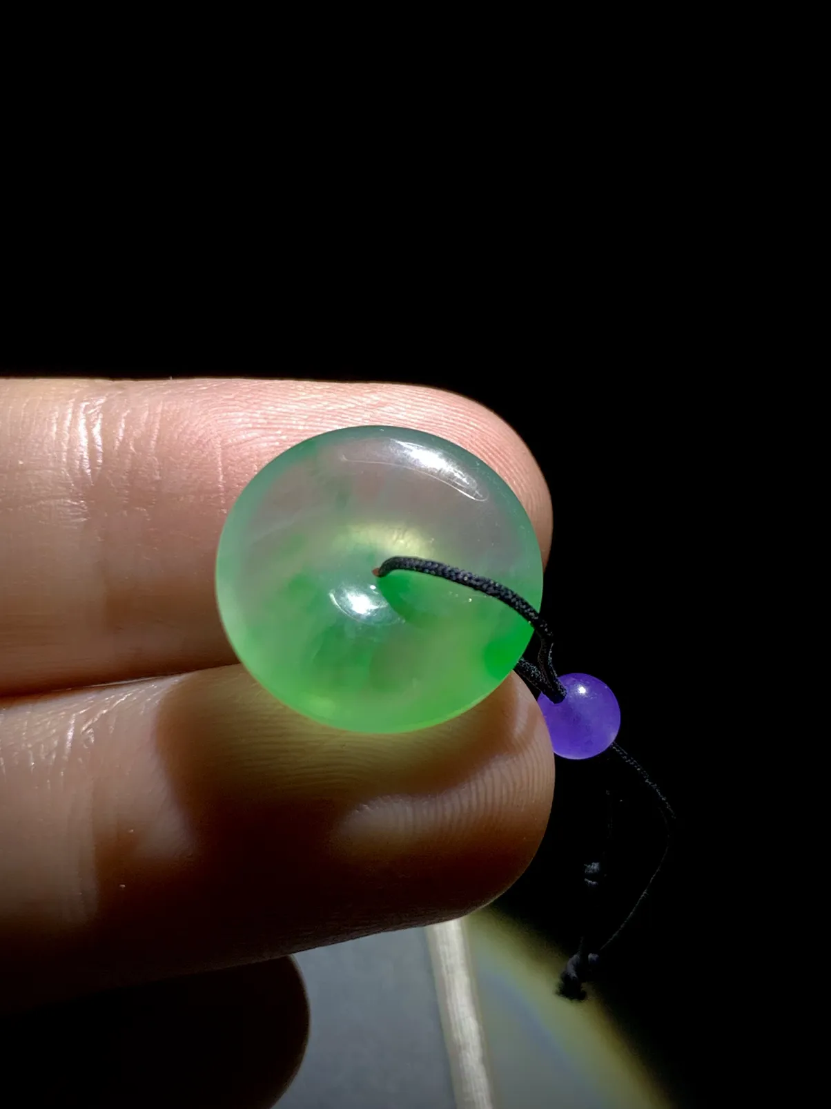 绿花平安扣，尺寸约16.5-5mm，顶珠为装饰品