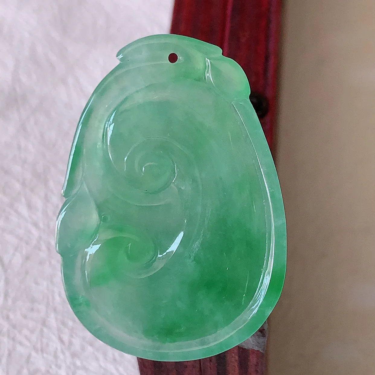 自然光实拍，冰种飘绿翡翠如意吊坠，玉坠百搭又精致，寓意着吉祥，事事如意！#57.17