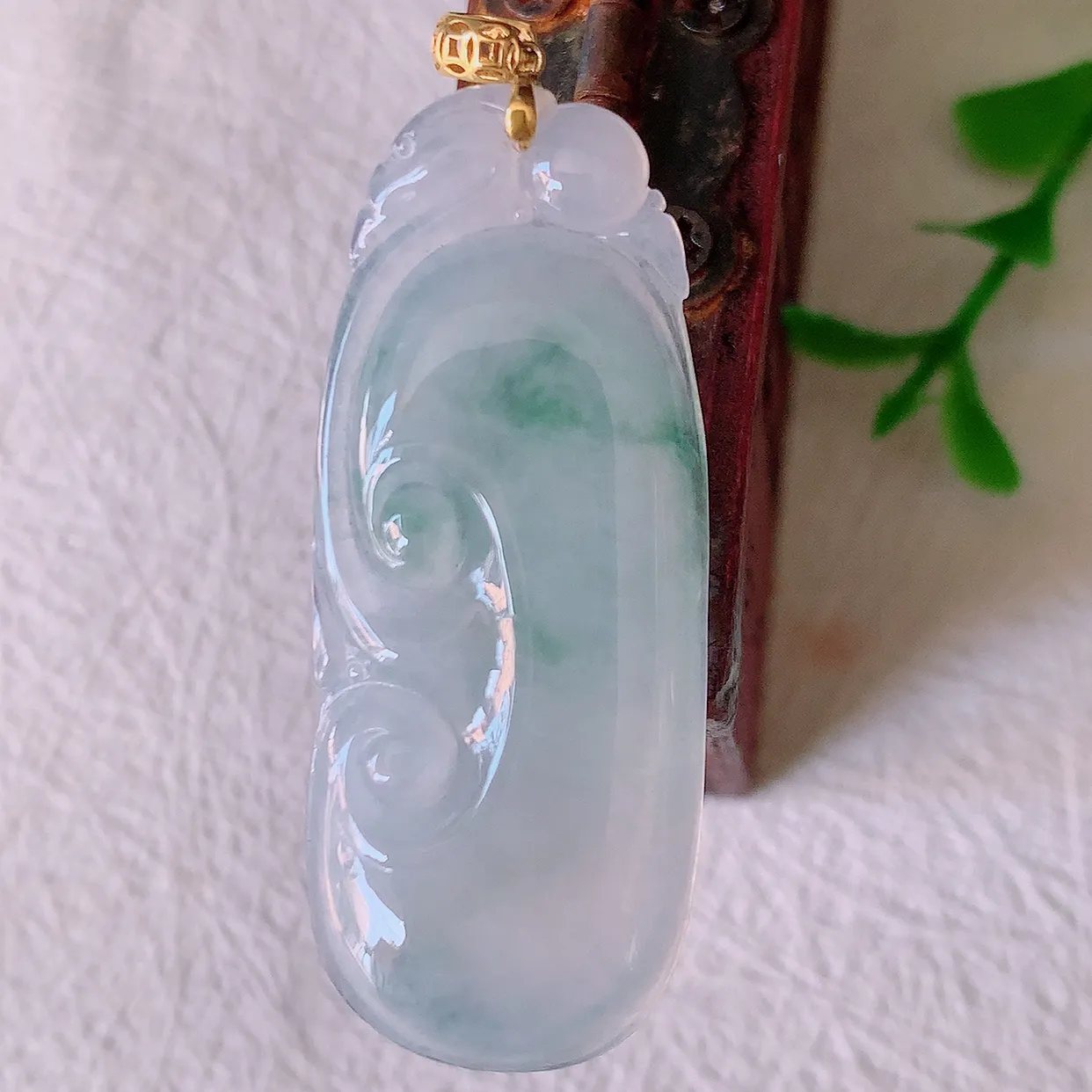 18K金镶嵌冰种飘花翡翠如意吊坠，种老水足，雕工精湛 ，寓意美好，佩戴时尚出众！#41.17